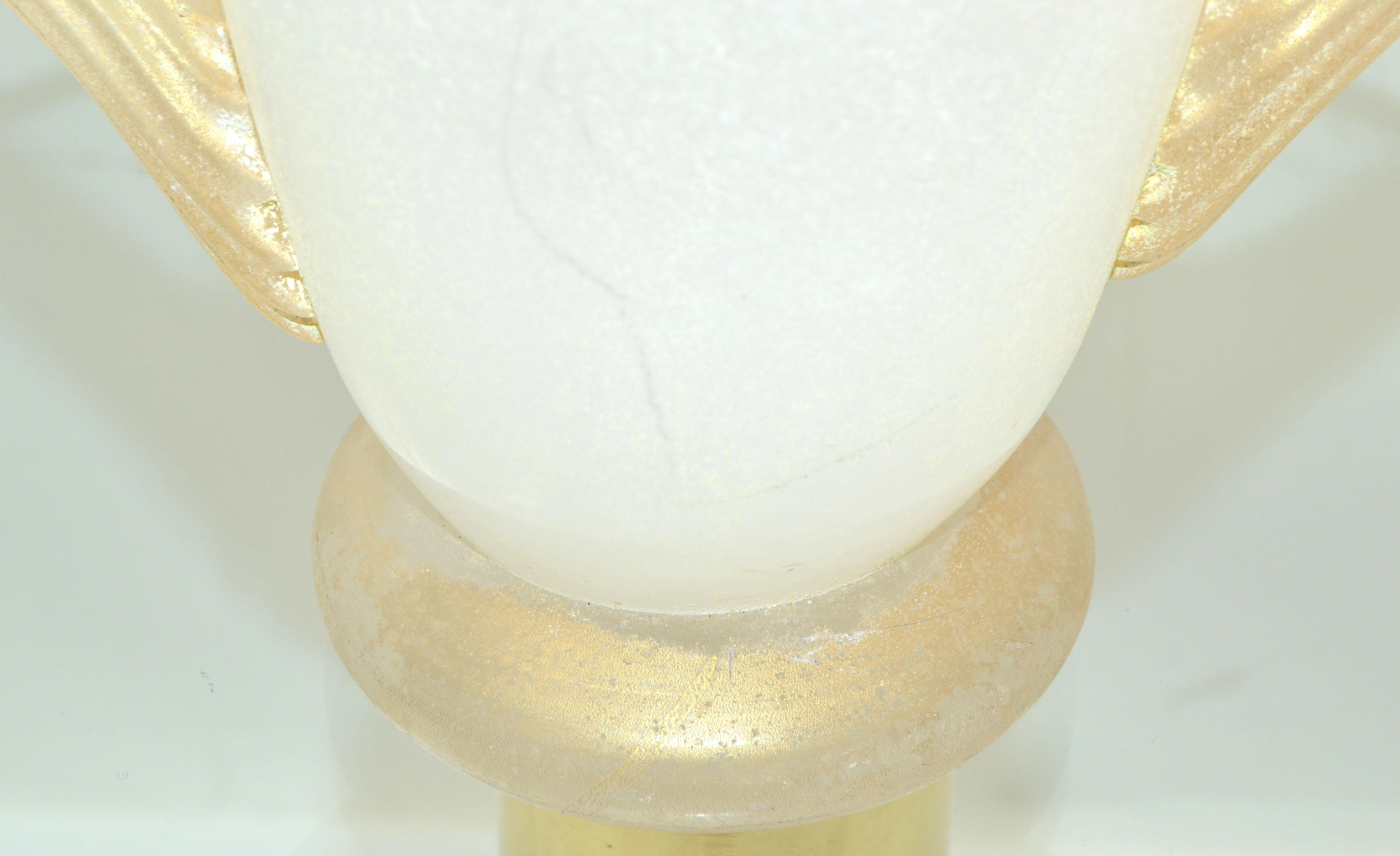 Italienische Urnenvase aus mattiertem und eingeriebenem Scavo-Glas, Gefäßgriffe aus Gold, Italien 1980 im Angebot 1