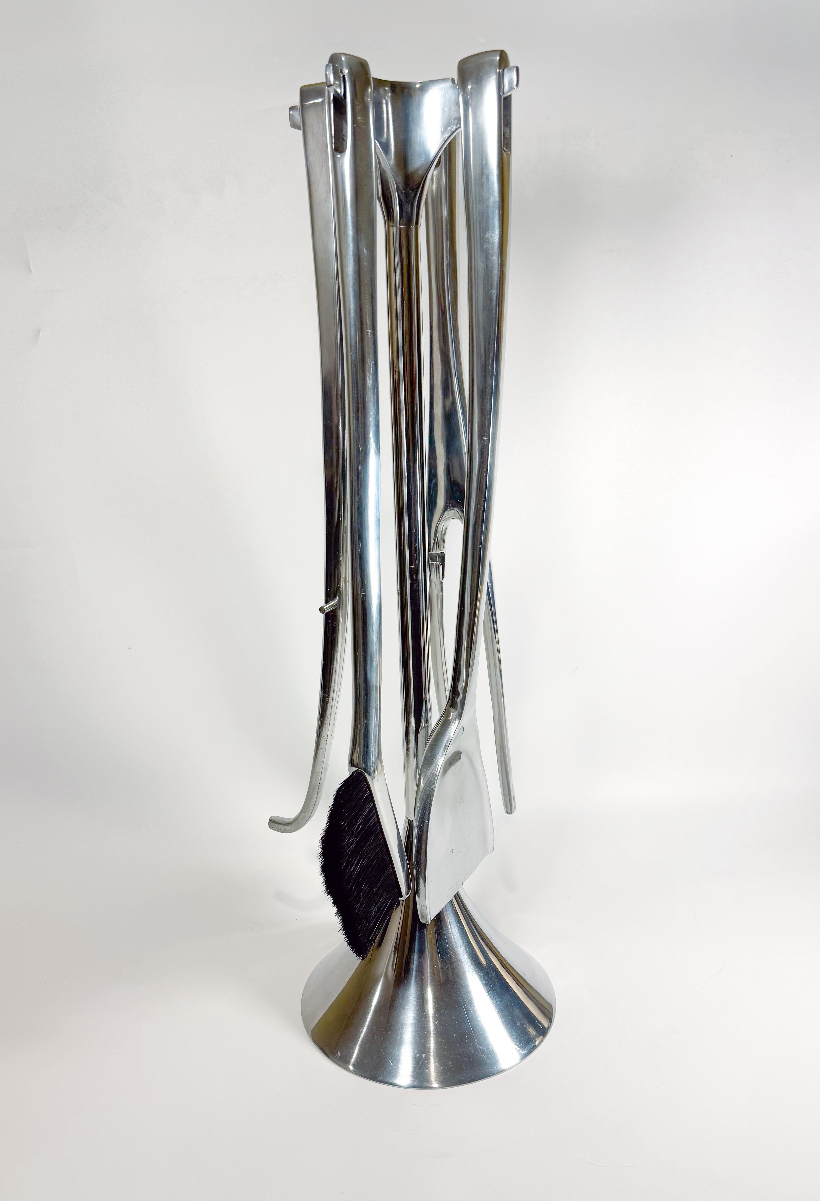 Impressionante e scultoreo, questo set di utensili da fuoco 