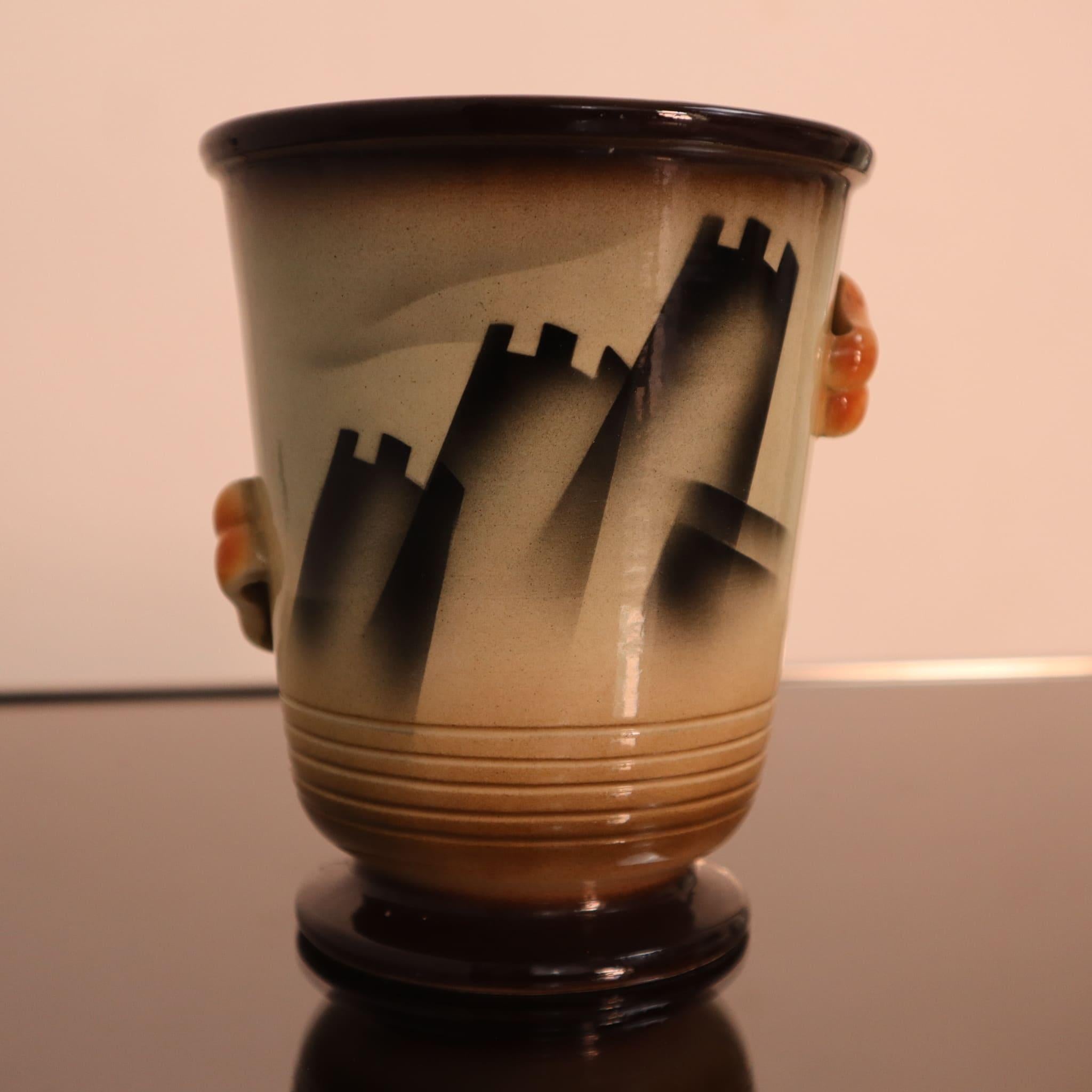 Italienische futuristische Art Déco-Keramikvase, handbemalt von FACI, 1930er Jahre

Diese seltene futuristische Art-Déco-Keramikvase wurde von FACI (Fabbrica Artistica Ceramiche Italiane), einem renommierten italienischen Keramikhersteller, der 1926