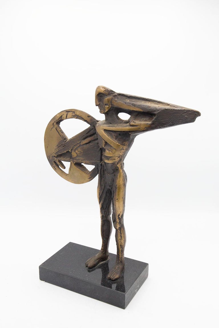 Scultura futurista italiana in bronzo con uomo e scudo, firmata in vendita  su 1stDibs