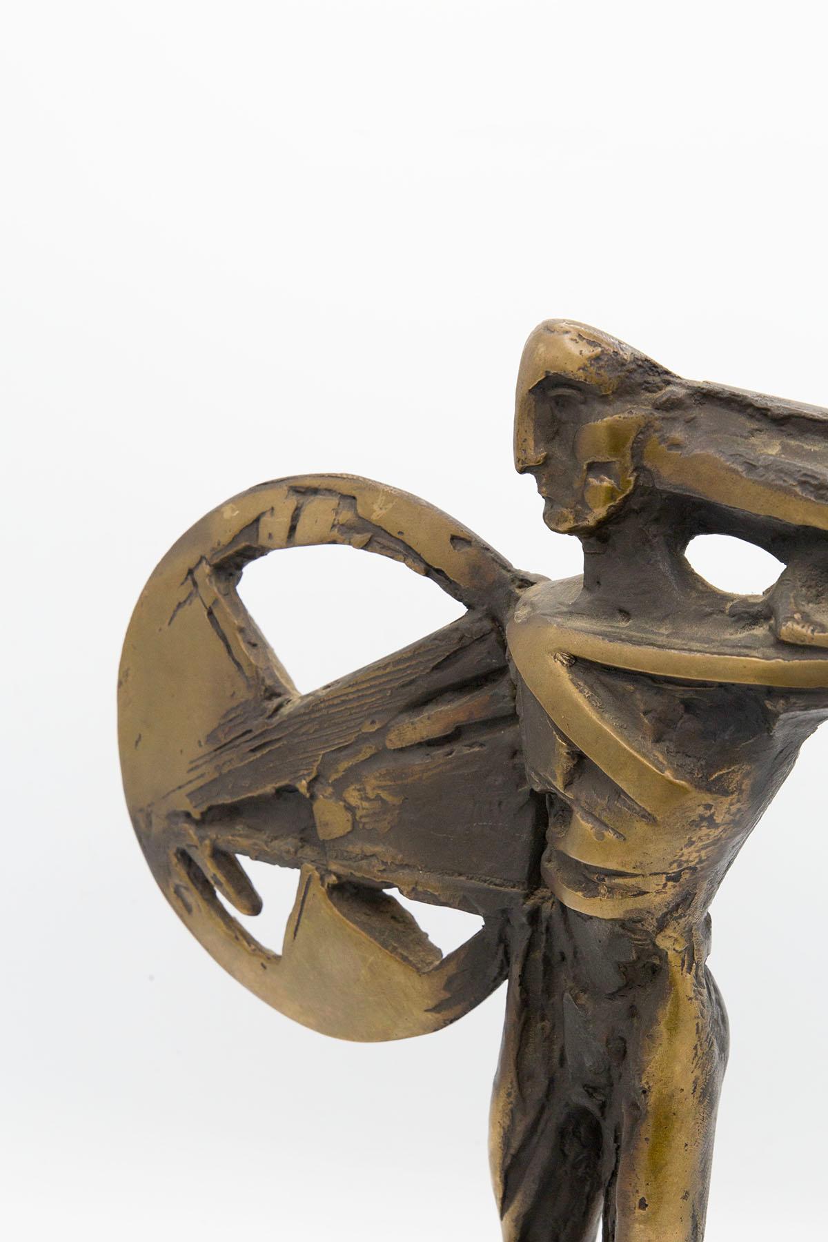 Futuriste Sculpture italienne futuriste en bronze avec homme et bouclier, signée en vente