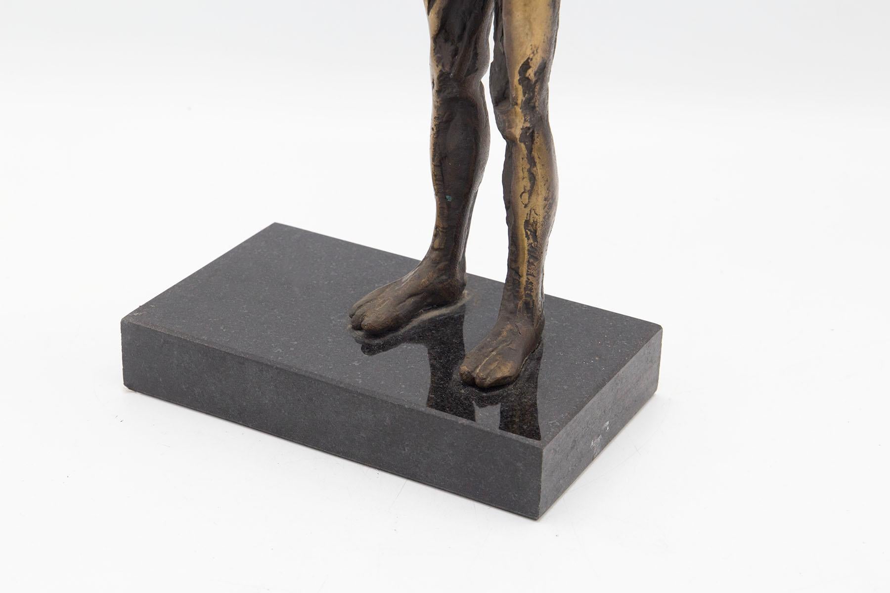 Milieu du XXe siècle Sculpture italienne futuriste en bronze avec homme et bouclier, signée en vente