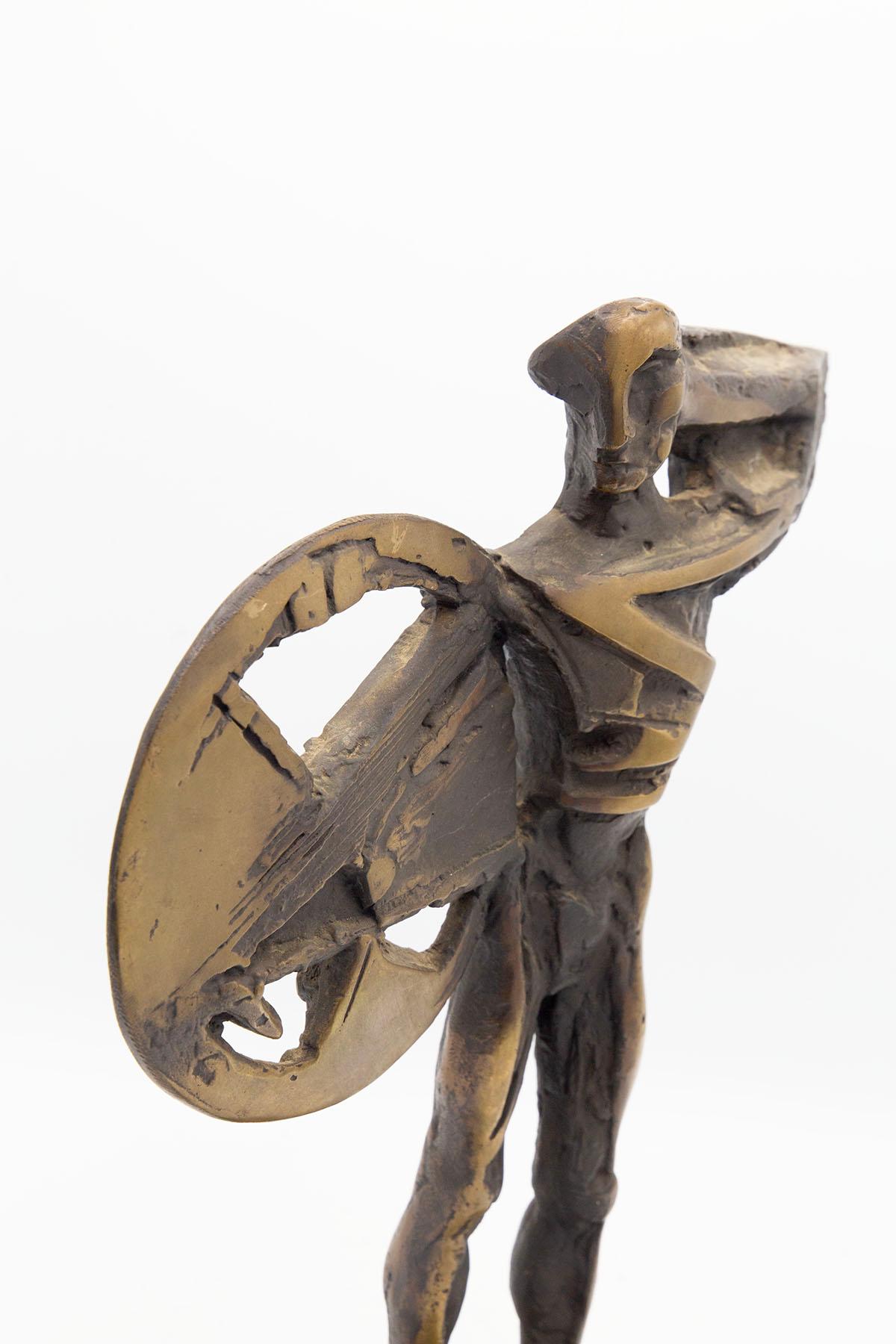 Sculpture italienne futuriste en bronze avec homme et bouclier, signée en vente 1