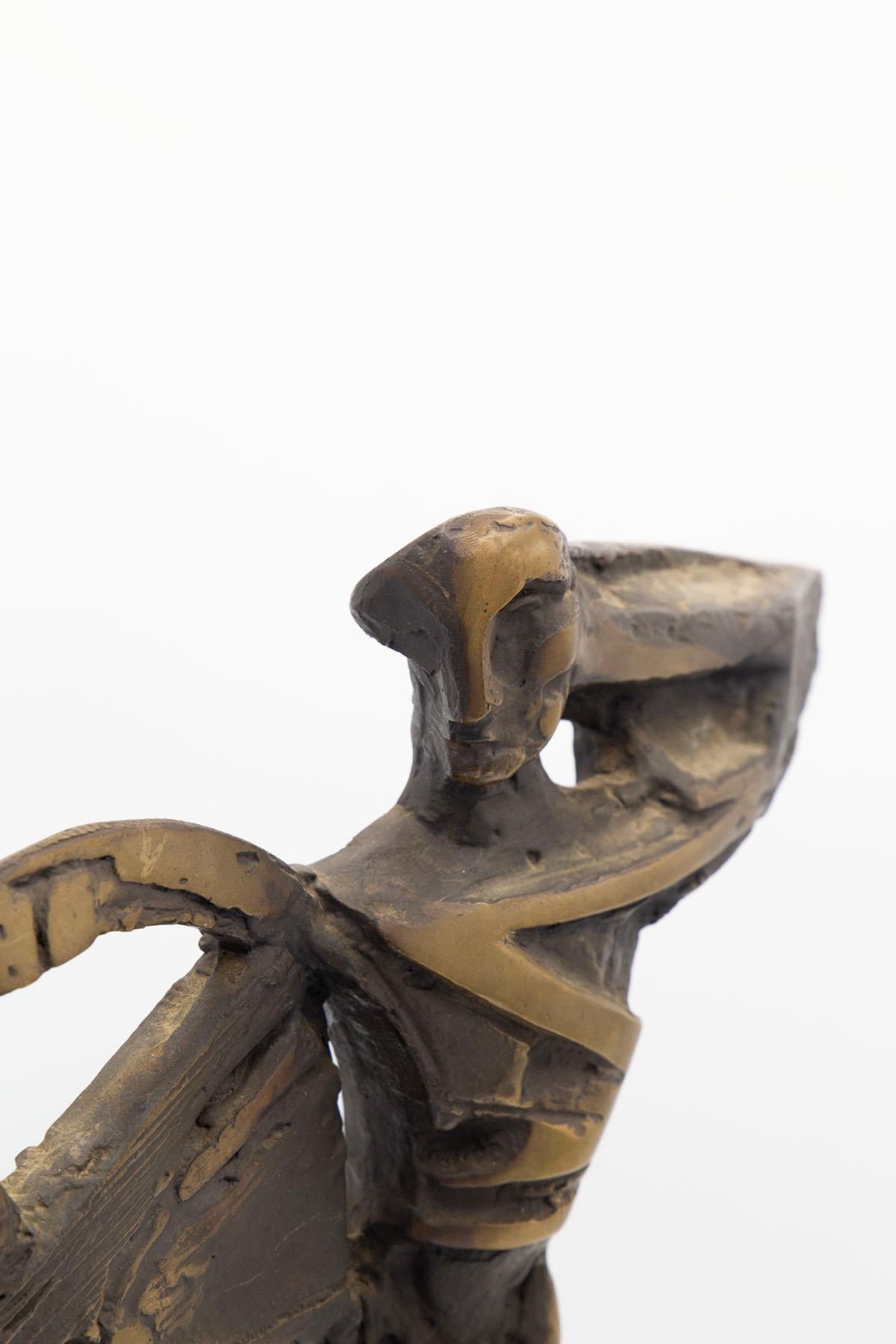 Sculpture italienne futuriste en bronze avec homme et bouclier, signée en vente 2