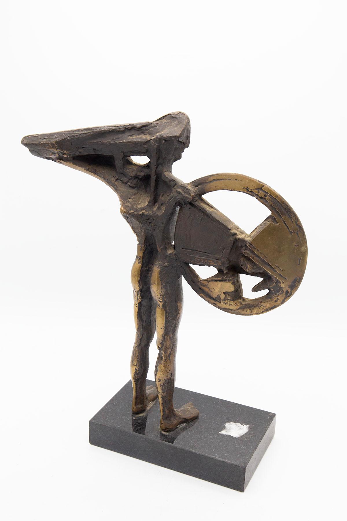 Sculpture italienne futuriste en bronze avec homme et bouclier, signée en vente 3