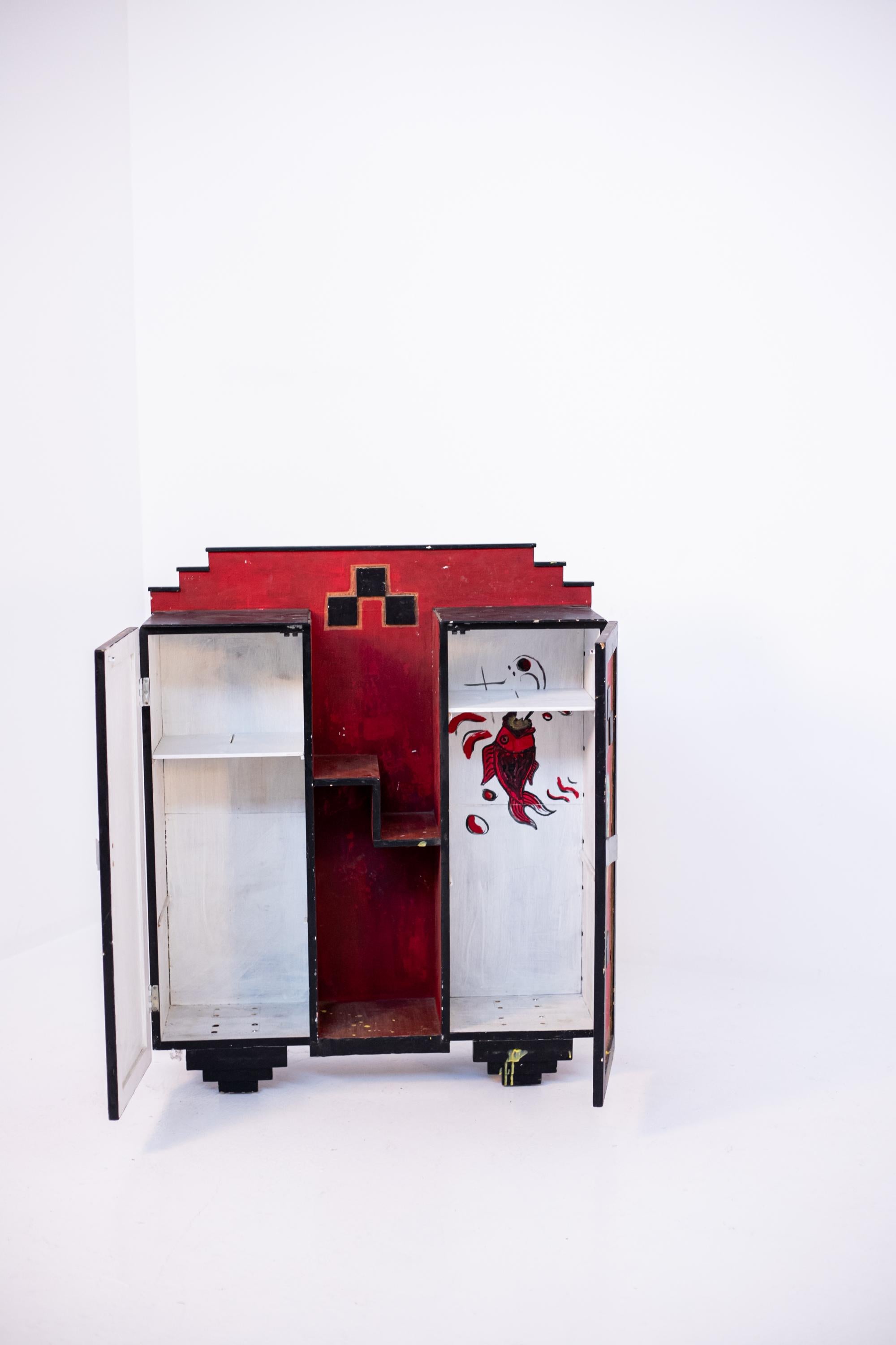 Italienisches futuristisches Cabitet aus rotem Holz und Anwendungen im Angebot 5