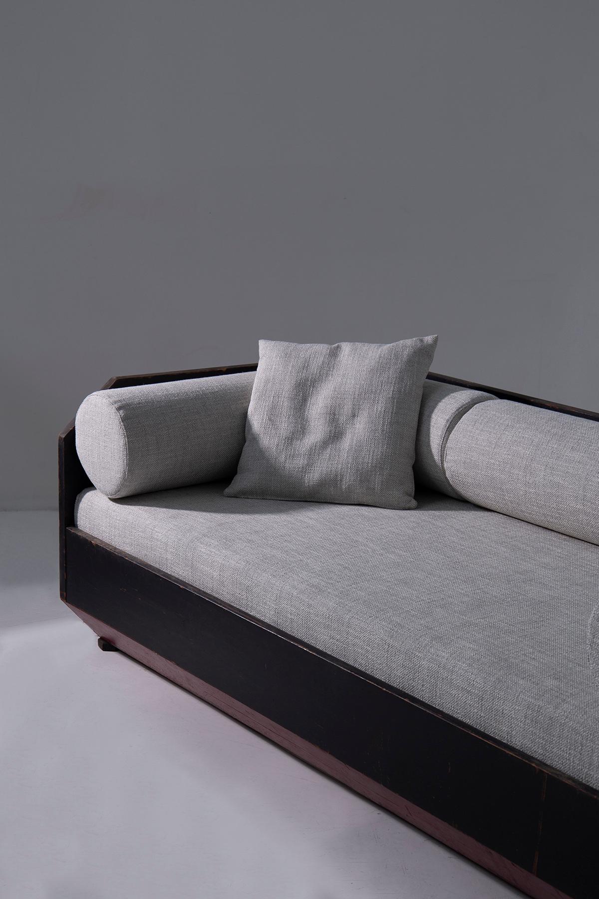 Italian Futurist-era geometric sofa with cotton fabric In Good Condition For Sale In Milano, IT