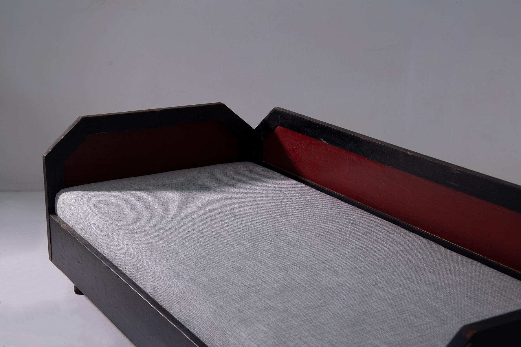 Paire de canapés géométriques italiens de l'époque futuriste avec tissu en coton Bon état à Milano, IT