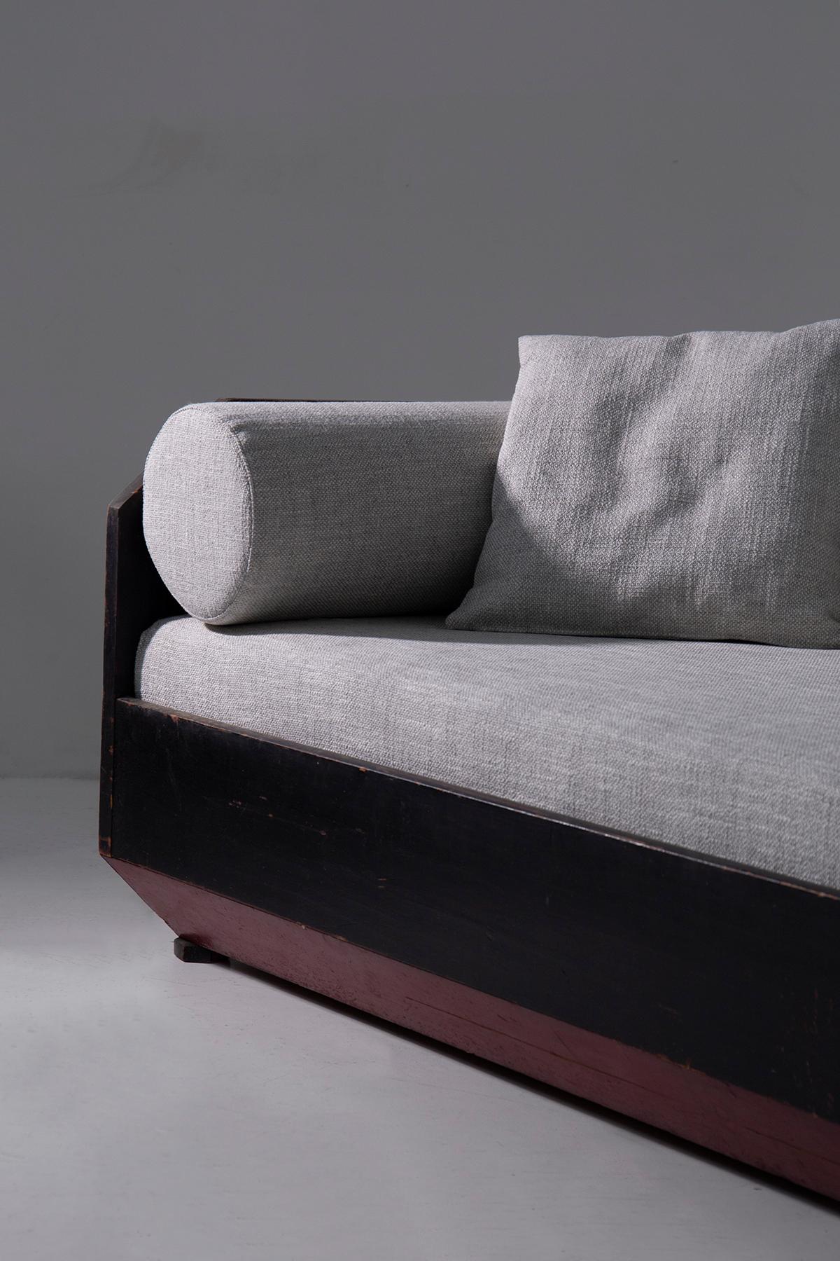 Cotton Italian Futurist-era geometric sofa with cotton fabric For Sale