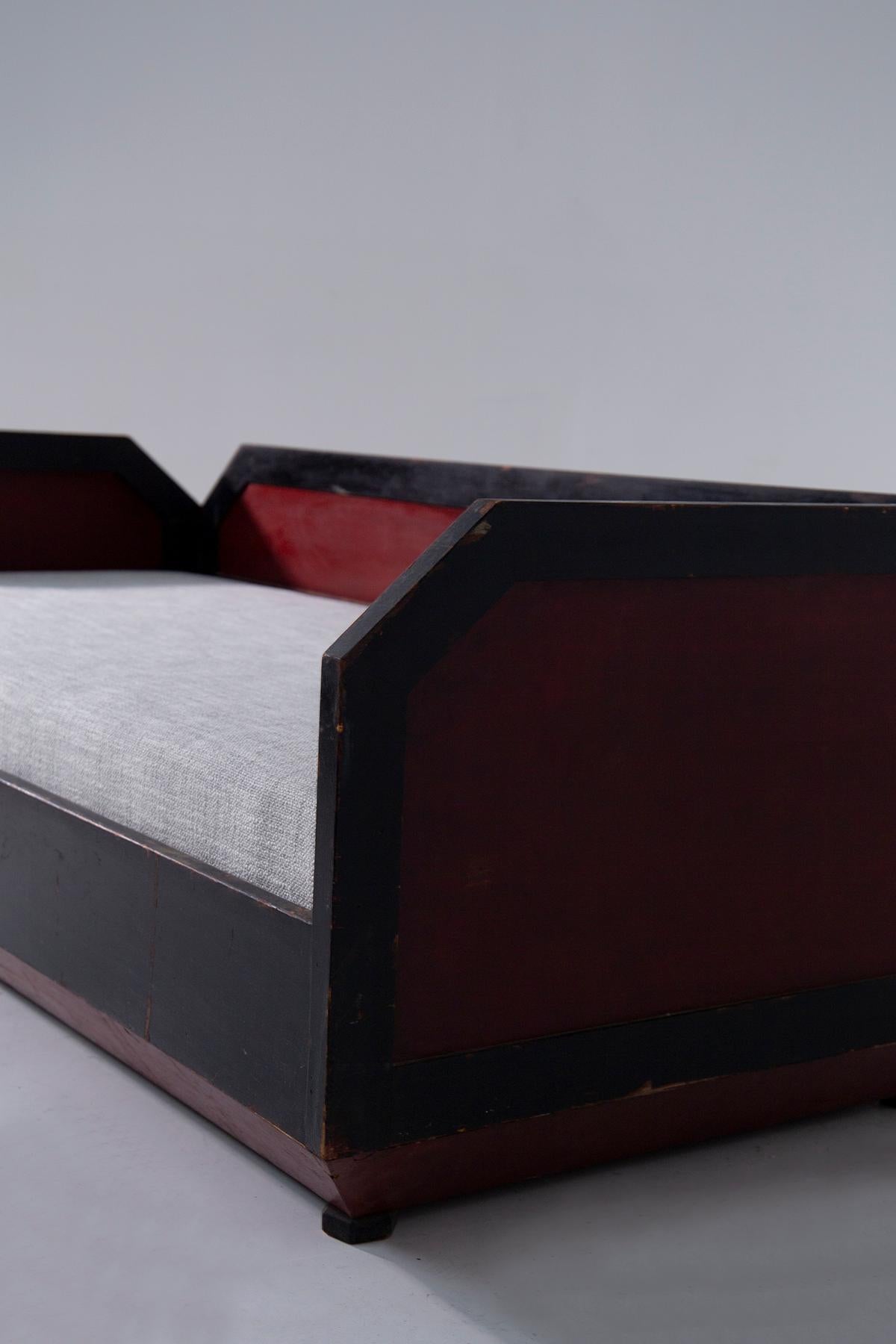 Italian Futurist-era geometric sofa with cotton fabric For Sale 1