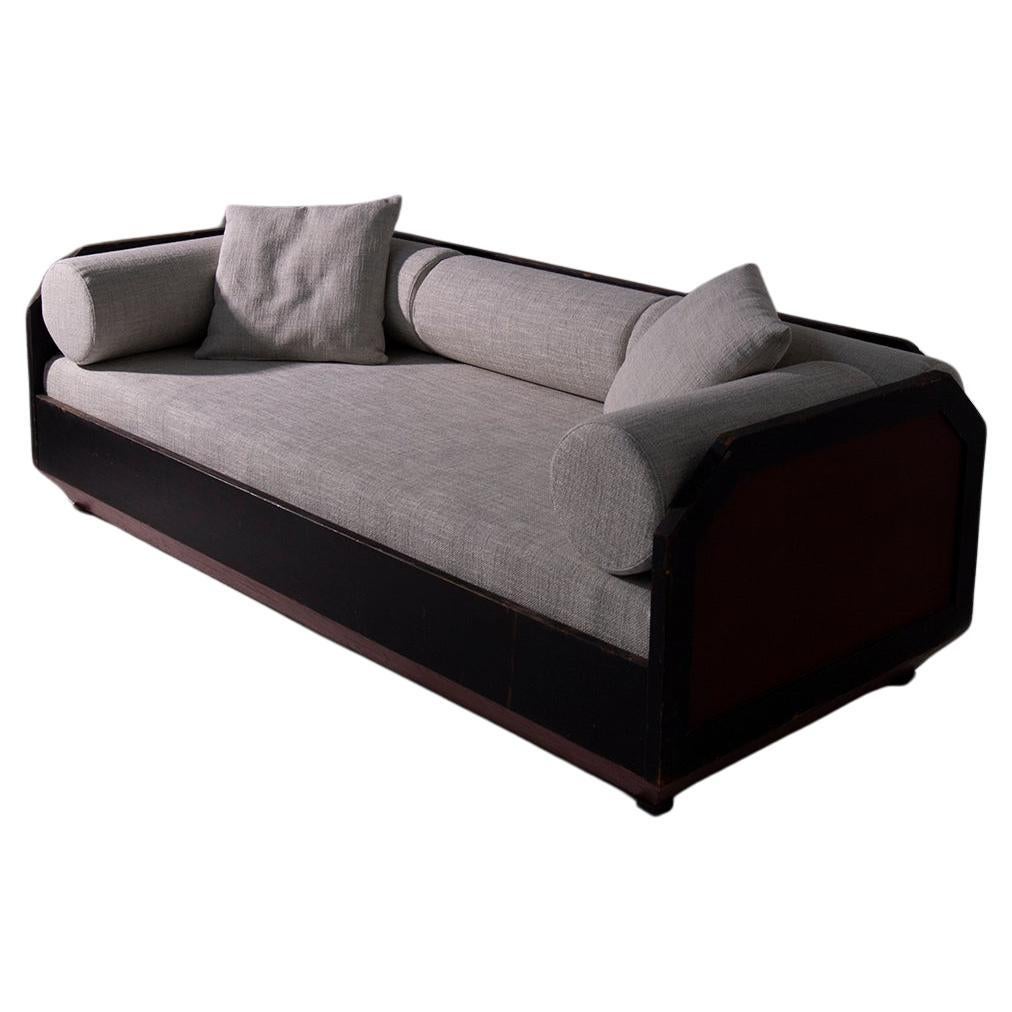 Italian Futurist-era geometric sofa with cotton fabric For Sale
