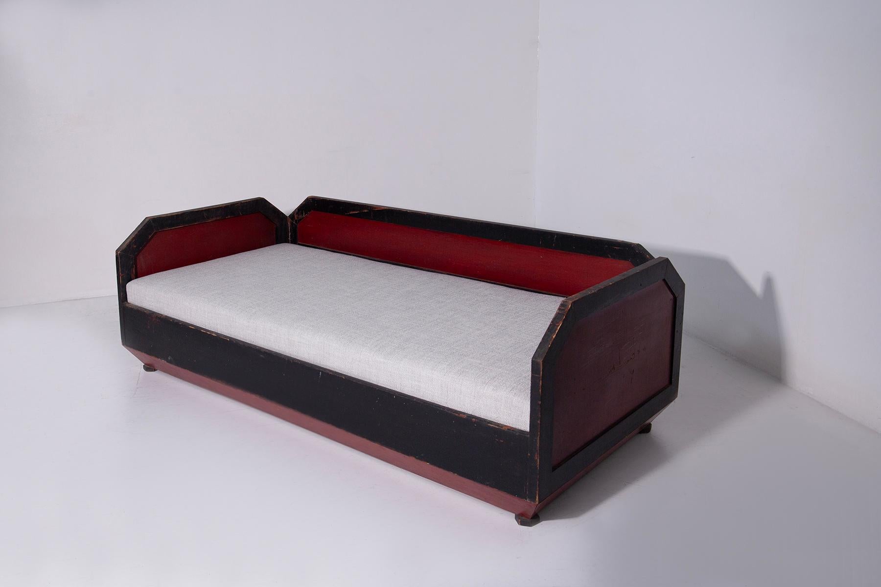 Futurista Italian Futurist-era geometric sofa with cotton fabric grey in vendita