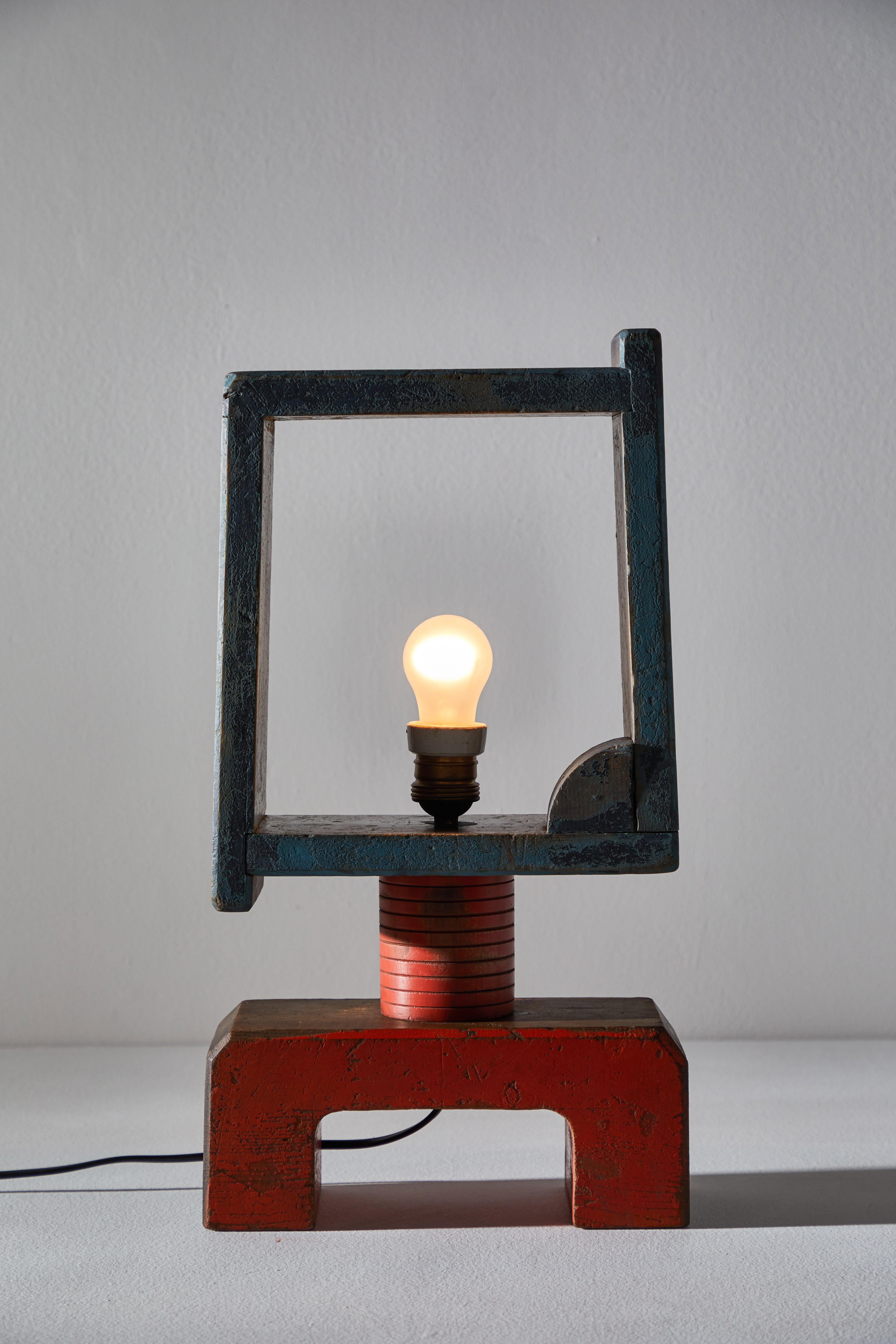 Italienische futuristische Tischlampe. Entworfen und hergestellt in Italien, ca. 1930er Jahre. Handbemaltes Holz, originales Kabel, neu verkabelt für US-Steckdosen. Der Schirm ist um 360 Grad drehbar. Kundenspezifische Innenschattierung auf Anfrage