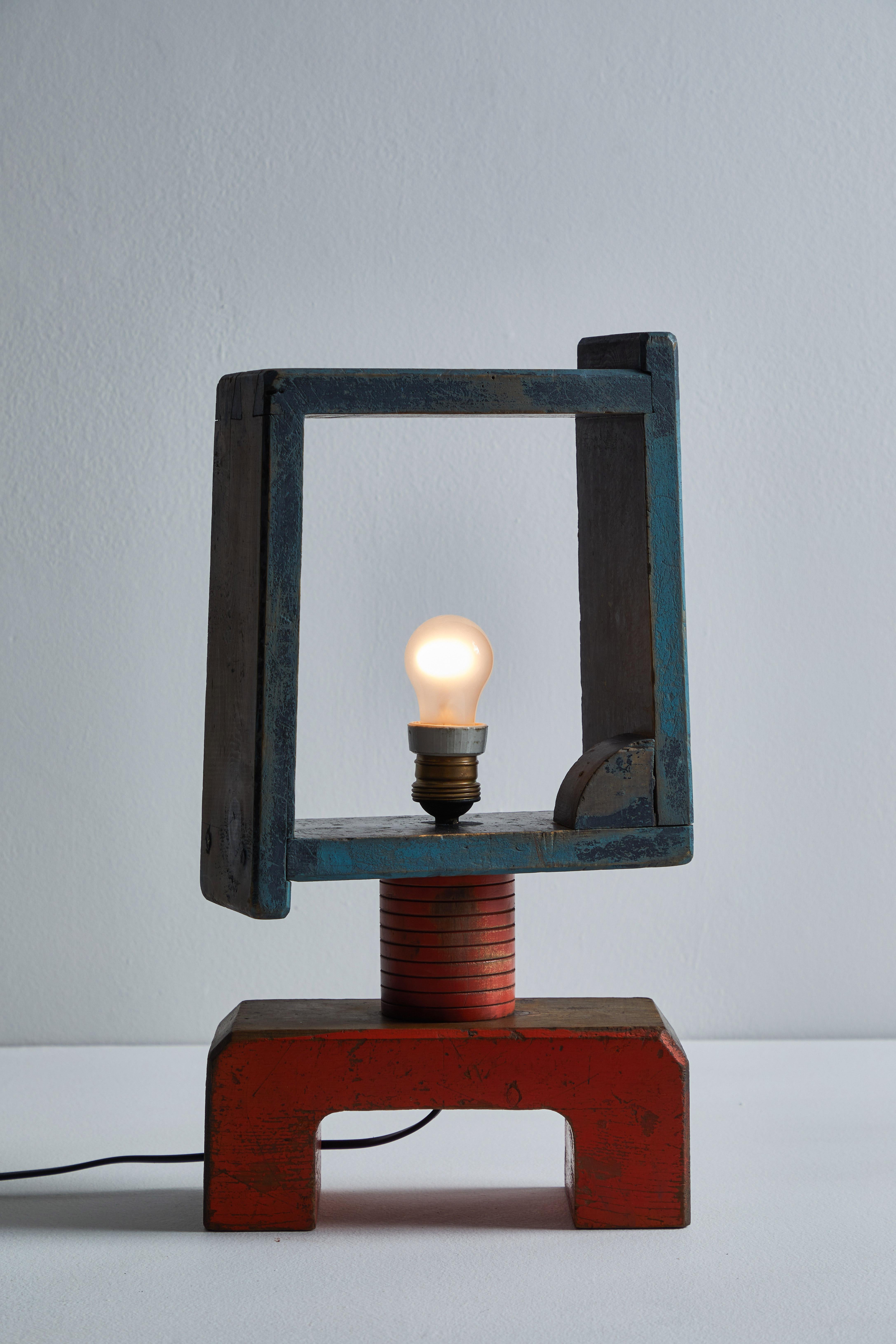 Bois Lampe de table futuriste italienne en vente