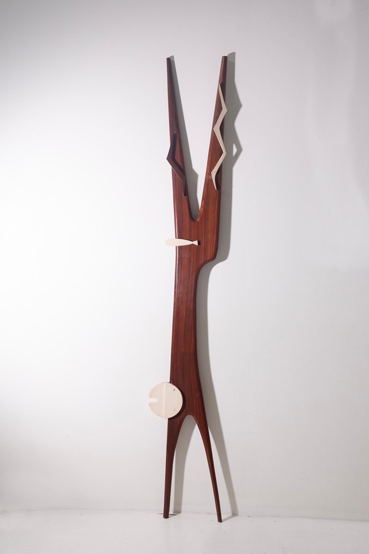 **Futurist Sculpture: Dynamism and Movement through Wood**
In the context of Italian Futurism, an artistic movement that revolutionized art and thought in the early 20th century, sculpture is one of the fields where the search for new expressive