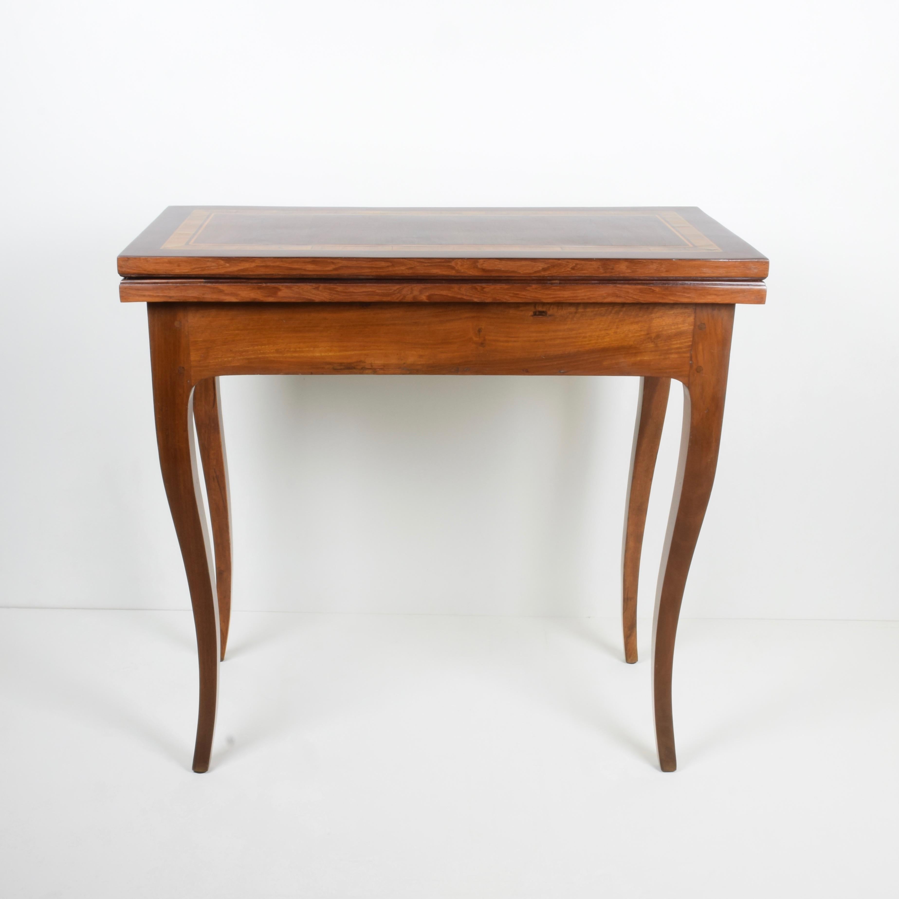 Italy, Tuscany, around 1780
Elegant game table console side table in solid walnut with one side drawer.
Top veneered in mahogany, rosewood, olive and maple.
Dimensions: cm W 82 x D 41 x H 79.