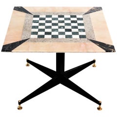 Table d'appoint italienne pour jeux ou échecs en mosaïque de marbre avec pointes en laiton:: années 1950