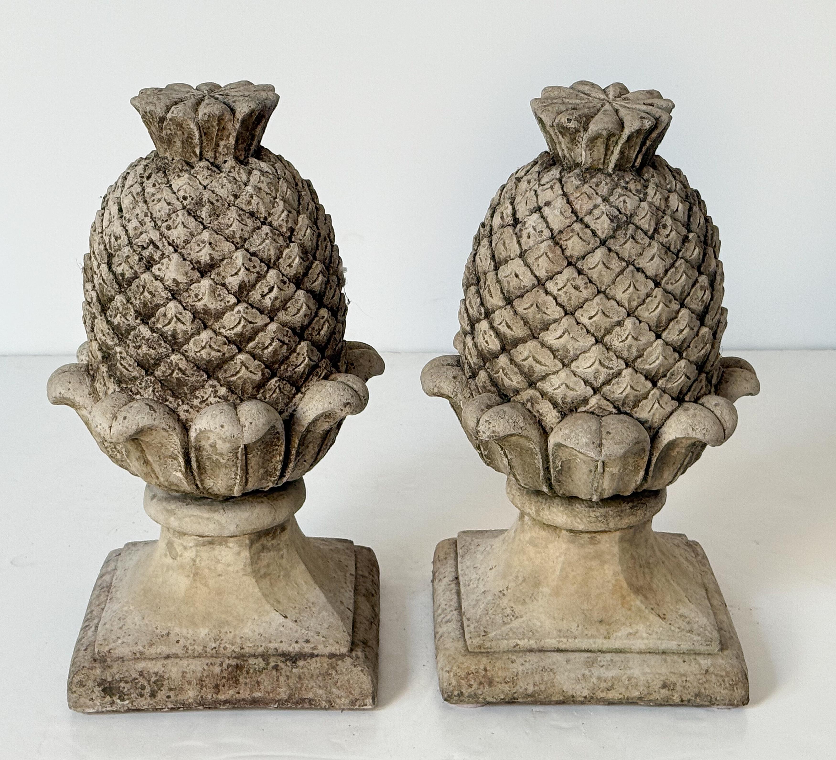 Coppia di finimenti statuari da giardino in pietra composita, leggermente invecchiati, a forma di testa d'ananas decorata e montata su una base quadrata.

Due terminali disponibili - Prezzo individuale - $1495 per ciascun terminale


