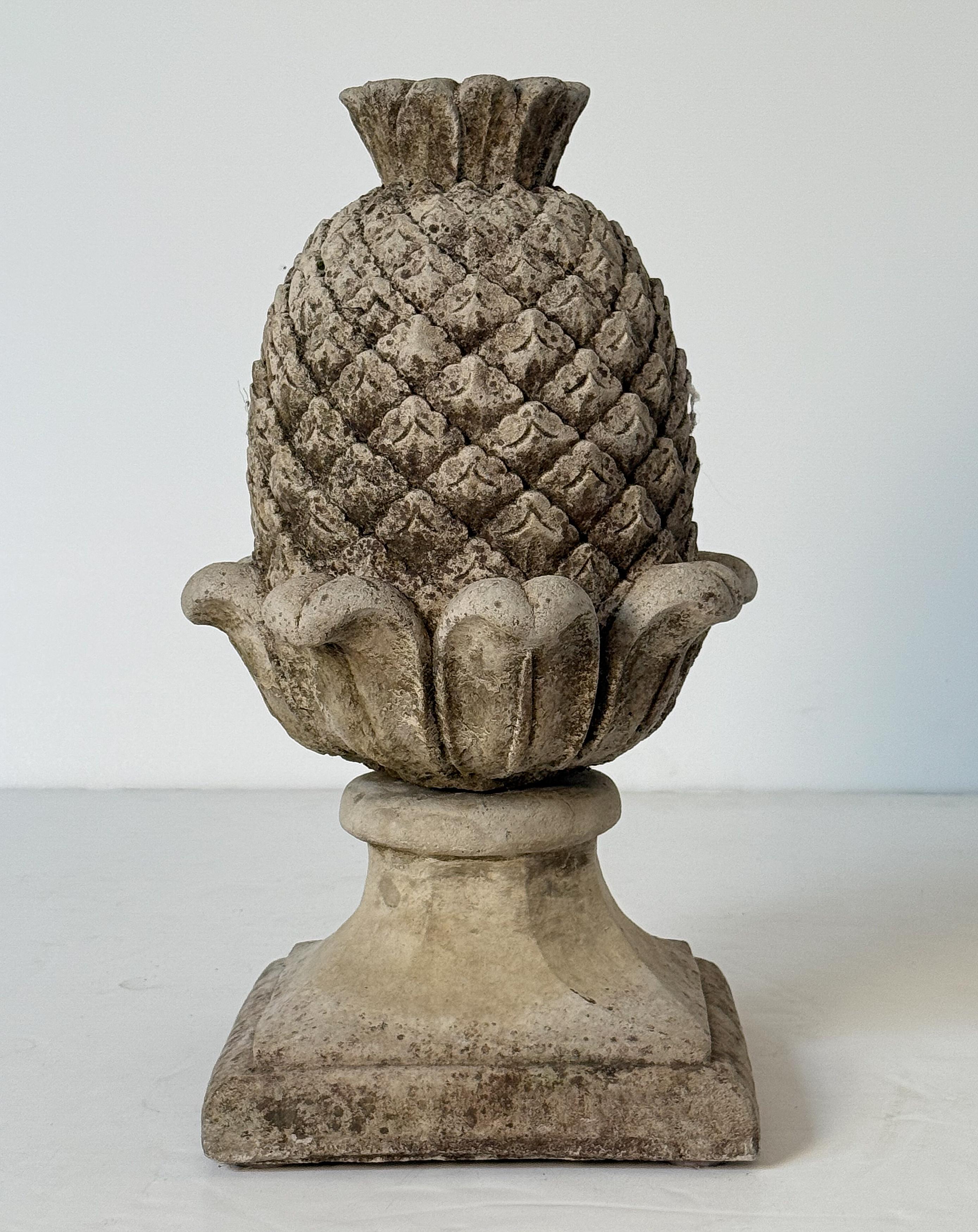 XX secolo Finali o copiglie di ananas in pietra statuaria per giardini italiani - Prezzo individuale in vendita