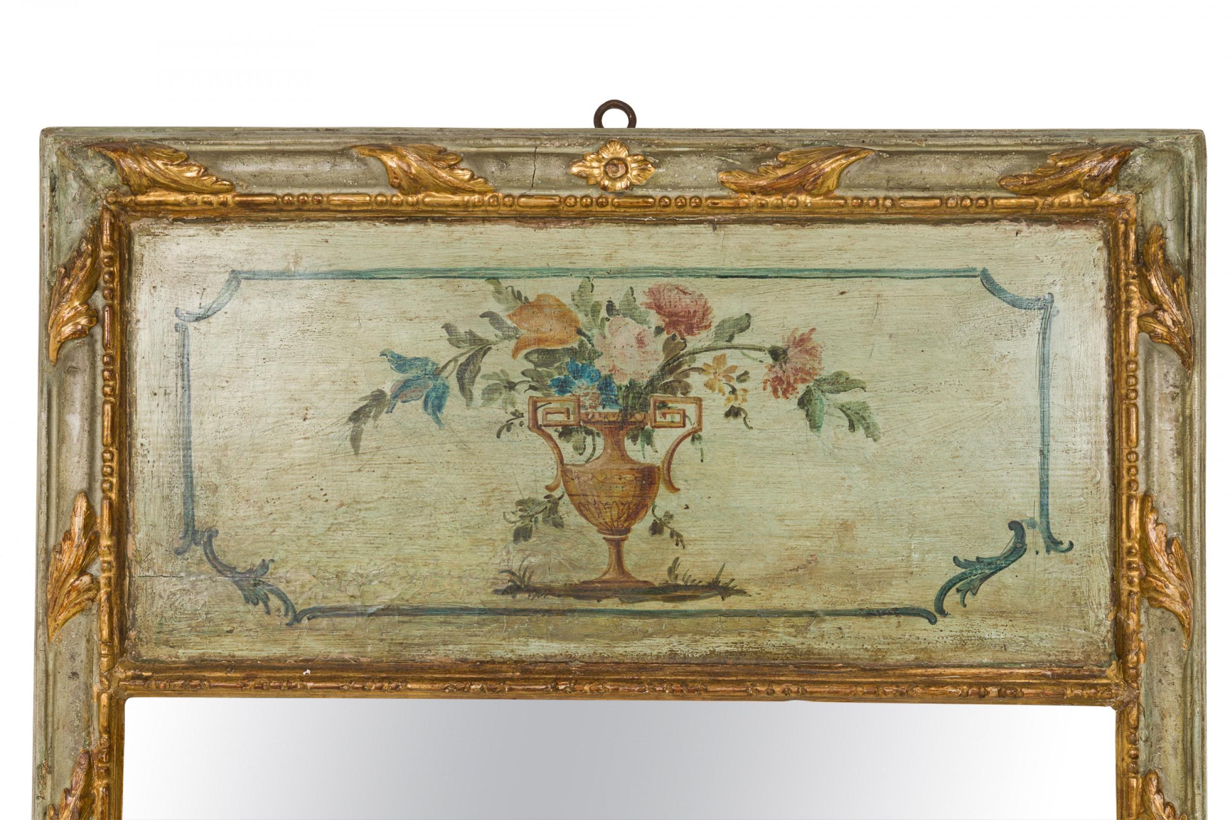 Espejo genovés rococó italiano (s. XVIII) de tres cuerpos con una parte superior que incluye una reserva pintada empotrada que muestra una urna rebosante de flores, un borde de puntos de hoja de acanto en relieve pintado en dorado que rodea el