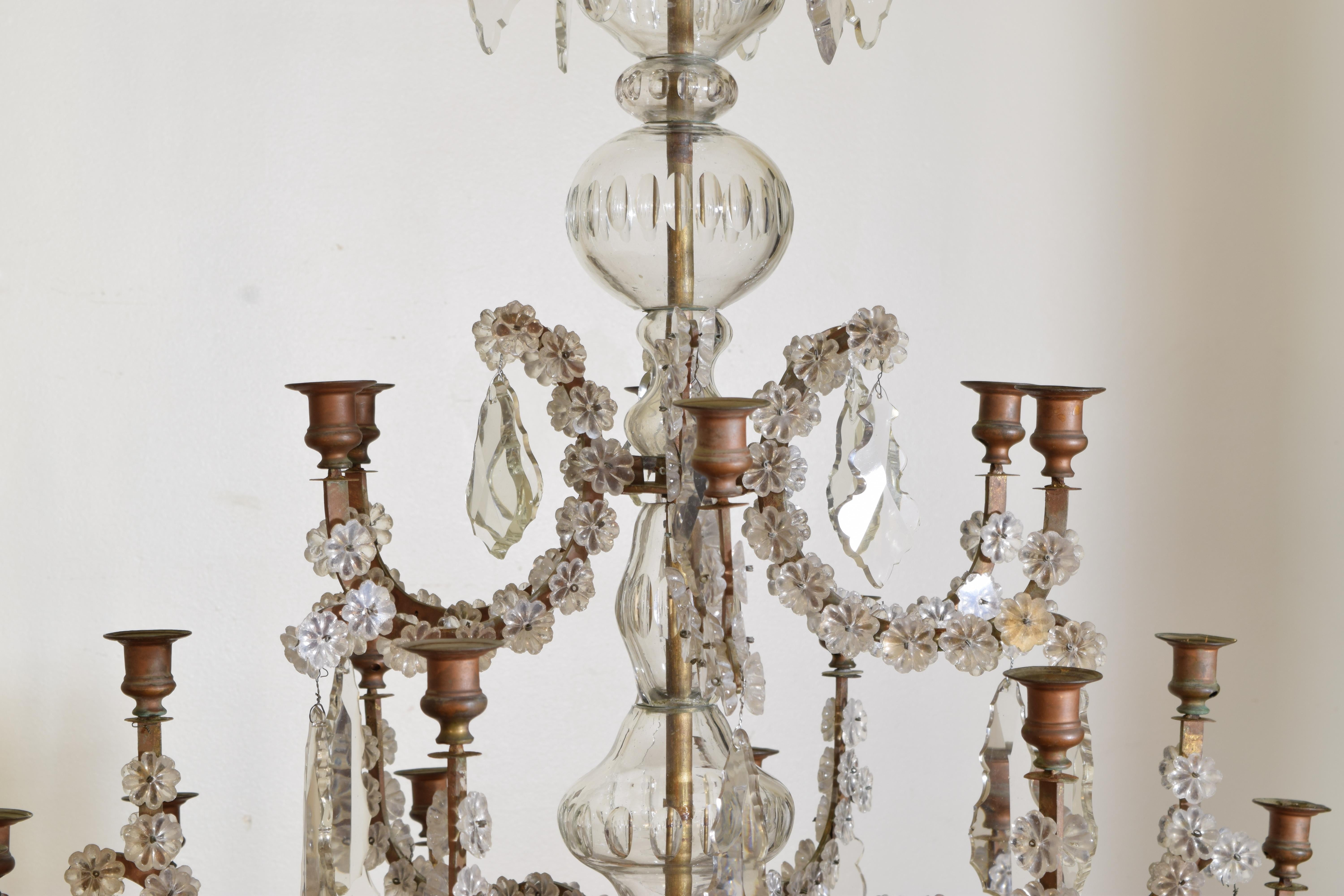 XIXe siècle Italian, Genova/Naples, grand lustre à 24 lumières en verre et métal doré, milieu du 19e siècle en vente