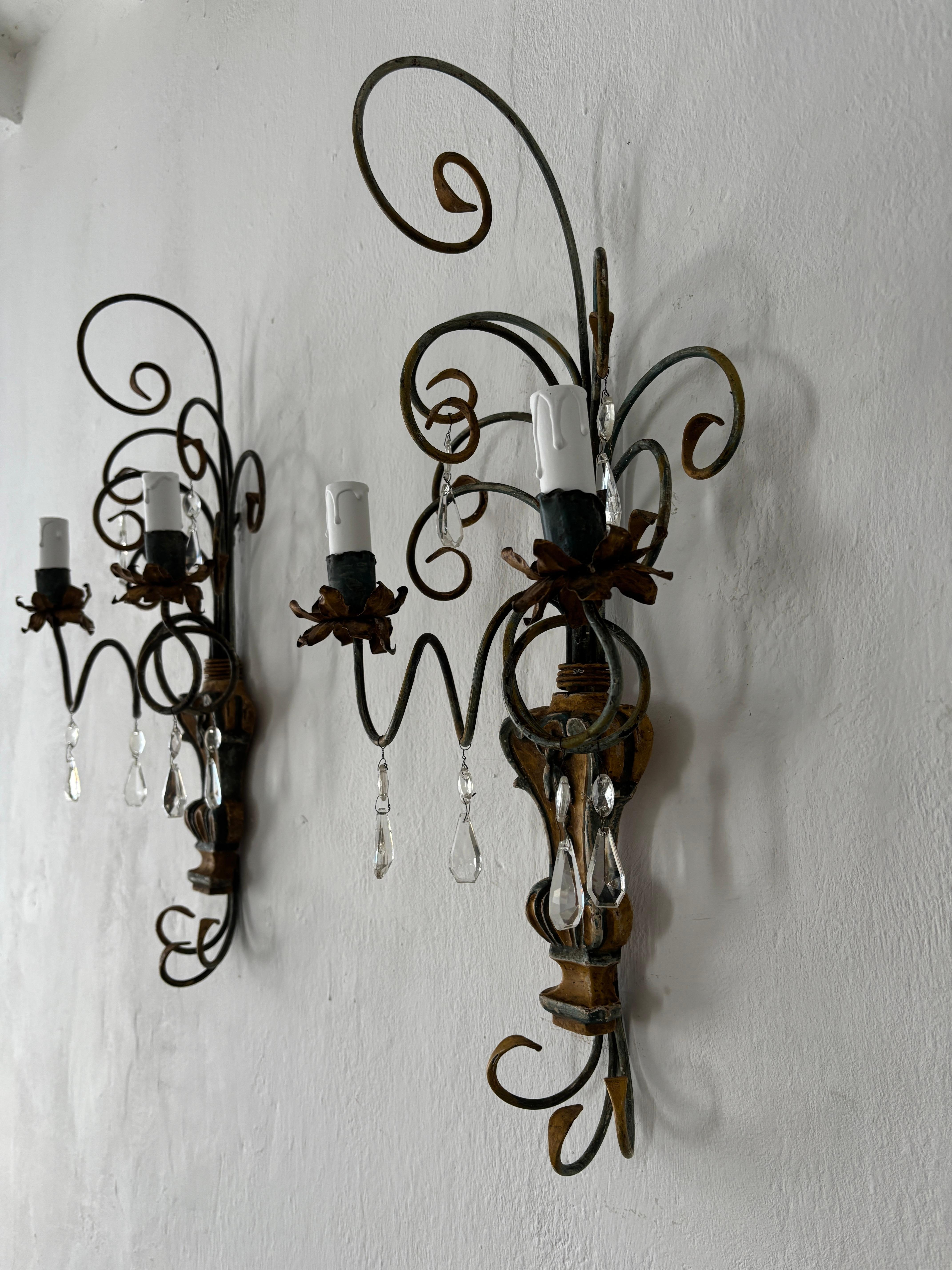 Italian Genovese Carved Wood Crystal Prisms Scroll Yellow Blue Green Sconces Old In Good Condition For Sale In Firenze, Toscana