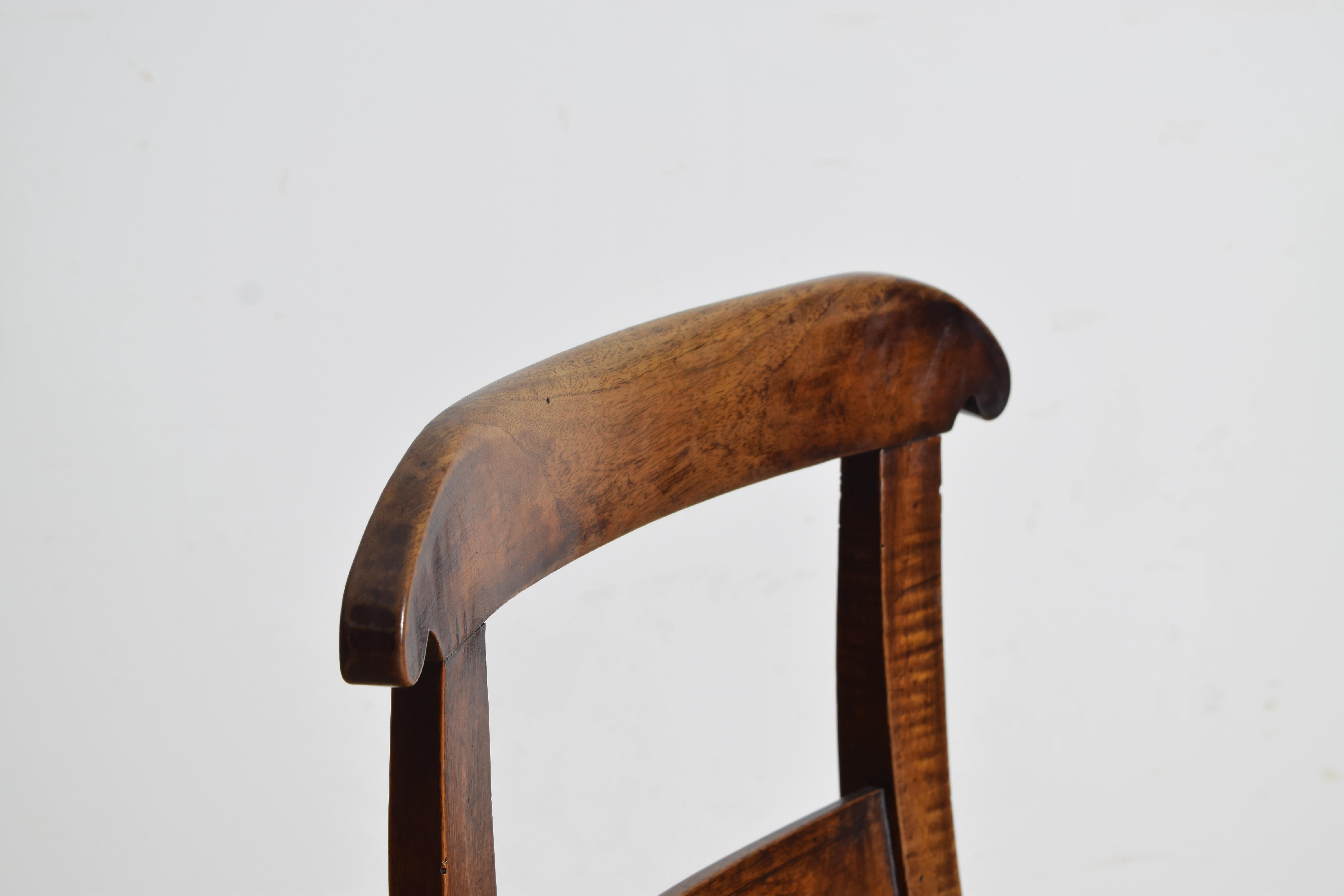 Début du XIXe siècle Italien, génois, petite chaise d'appoint néoclassique en noyer, vers 1820 en vente