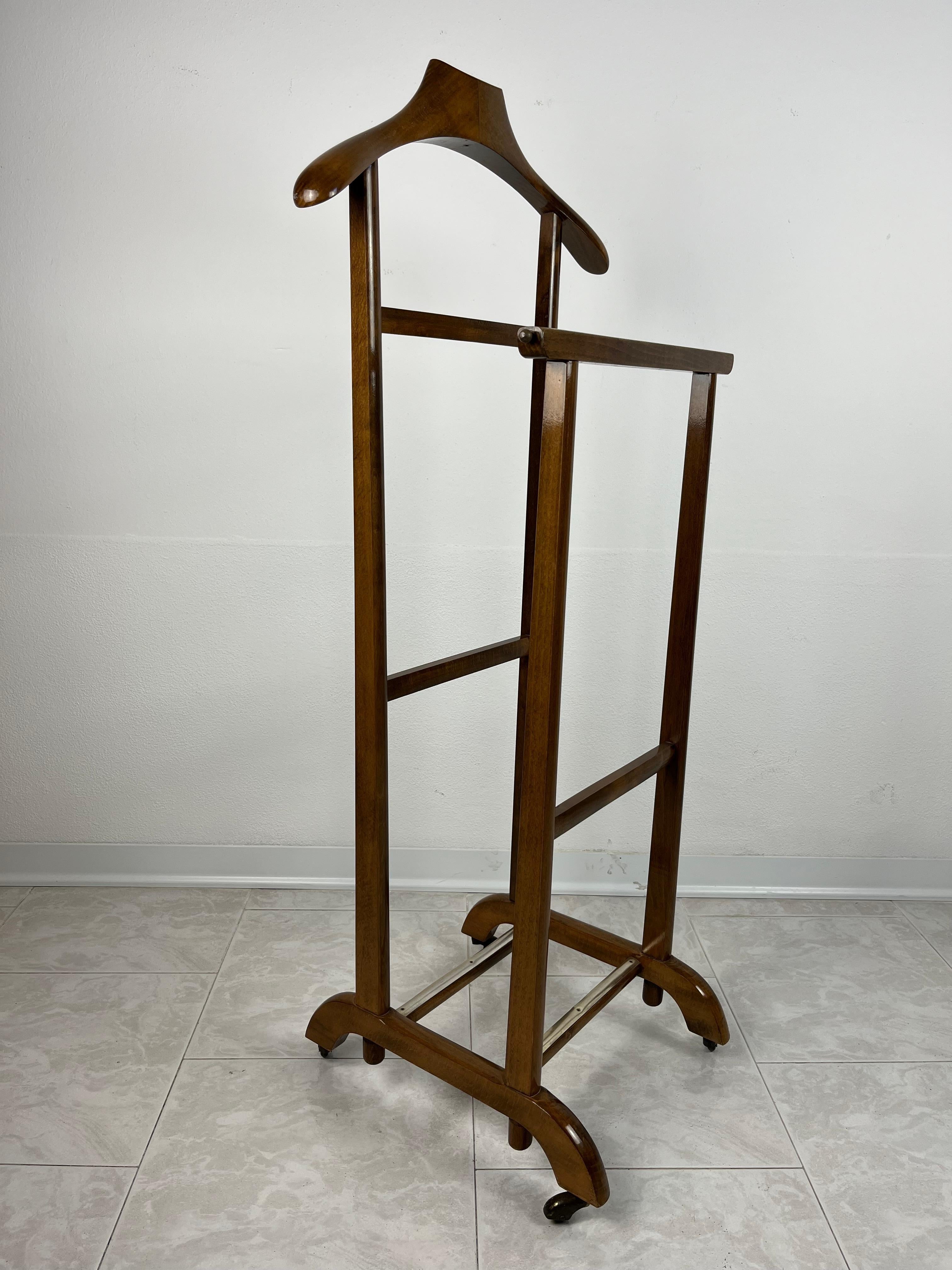 Italian gentleman's valet, 1960s.
It belonged to my grandfather, it is made of wood and brass details.
With 4 swivel castors, it has two pull-out tie racks.