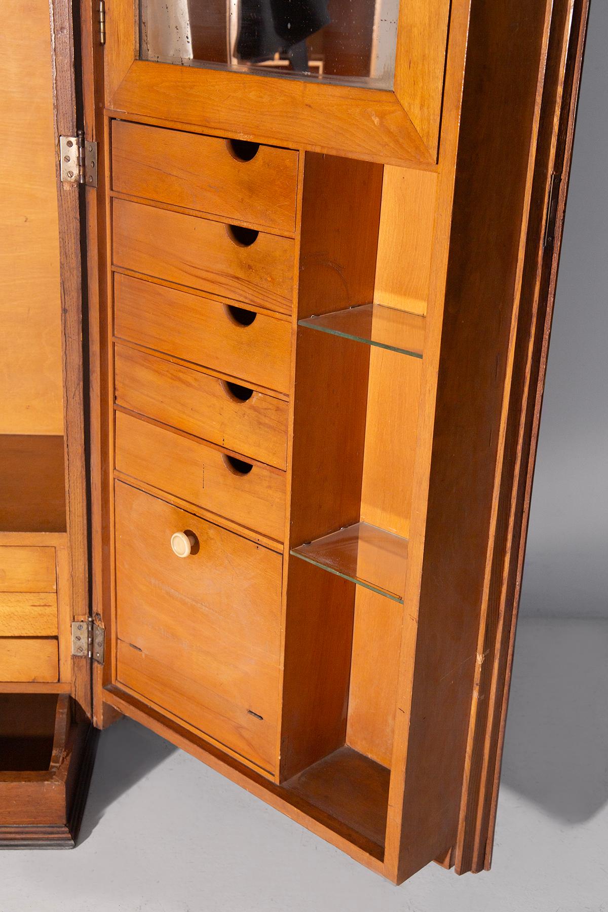 Italian gentleman's wardrobe, Vintage elegance and cabinet making craftsmanship en venta 5