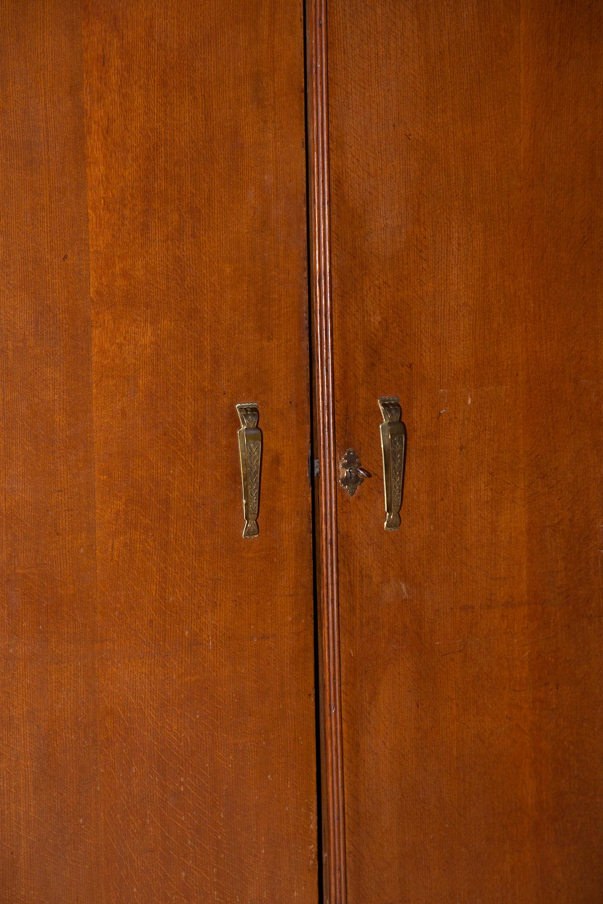 Italian gentleman's wardrobe, Vintage elegance and cabinet making craftsmanship en venta 10