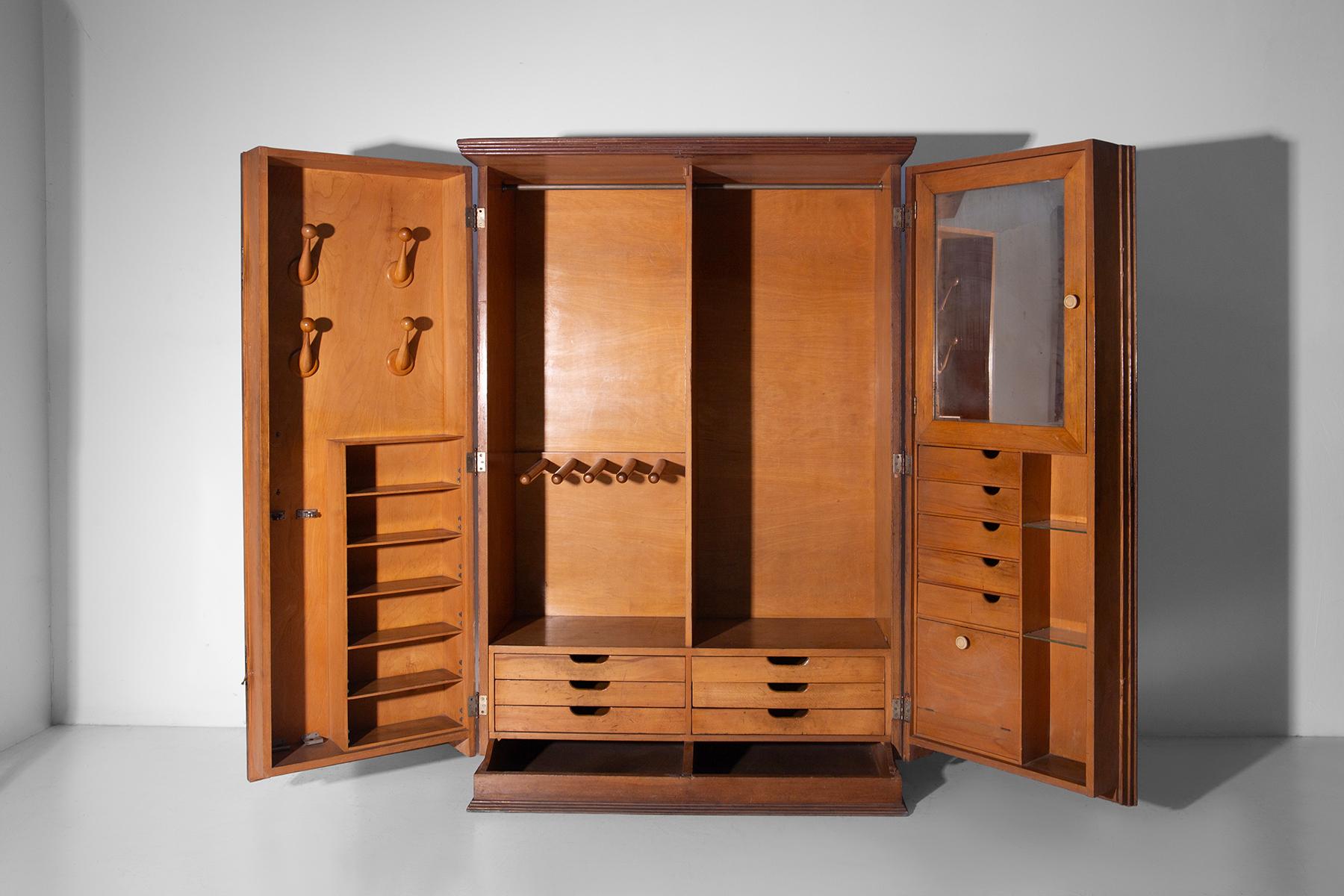 1950s Gentleman's Wardrobe - Vintage Elegance and Cabinetmaking Craftsmanship
Be won over by the timeless appeal of this 1950s gentleman's wardrobe, a rare and exclusive piece of furniture, born from the meeting of excellent Italian craftsmanship