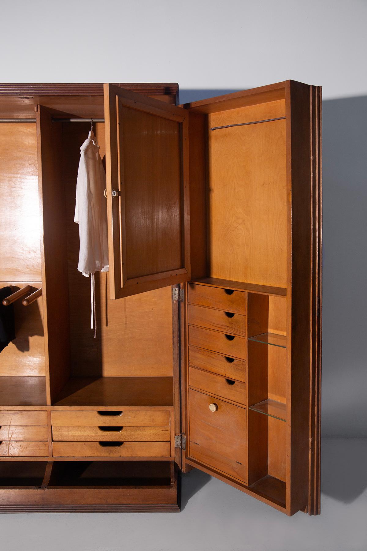Italian gentleman's wardrobe, Vintage elegance and cabinet making craftsmanship Moderno de mediados de siglo en venta