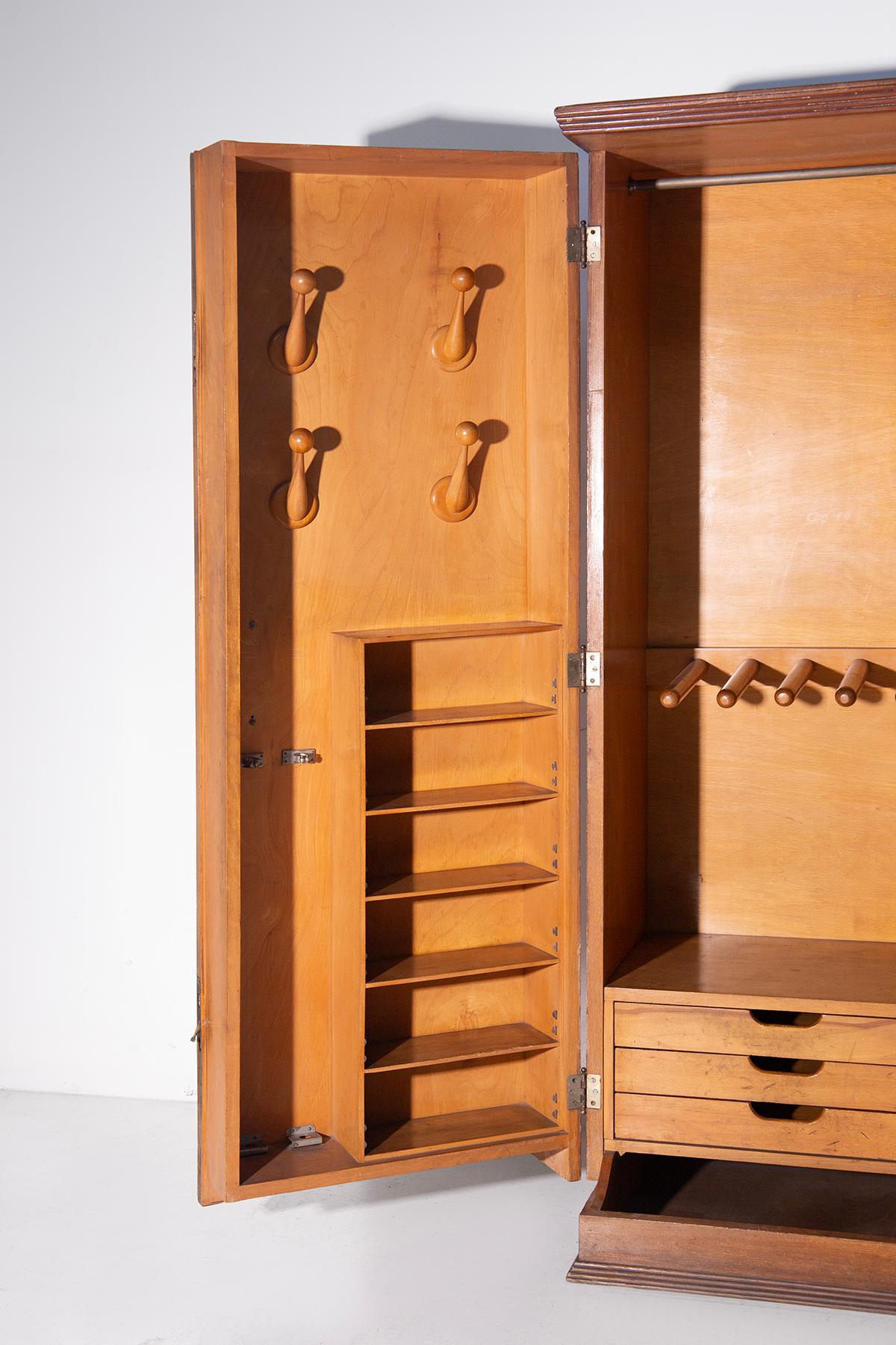 Italian gentleman's wardrobe, Vintage elegance and cabinet making craftsmanship Mid-20th Century en venta