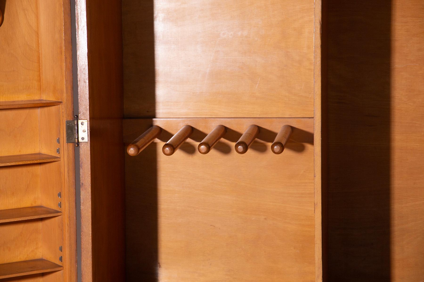 Italian gentleman's wardrobe, Vintage elegance and cabinet making craftsmanship Latón en venta