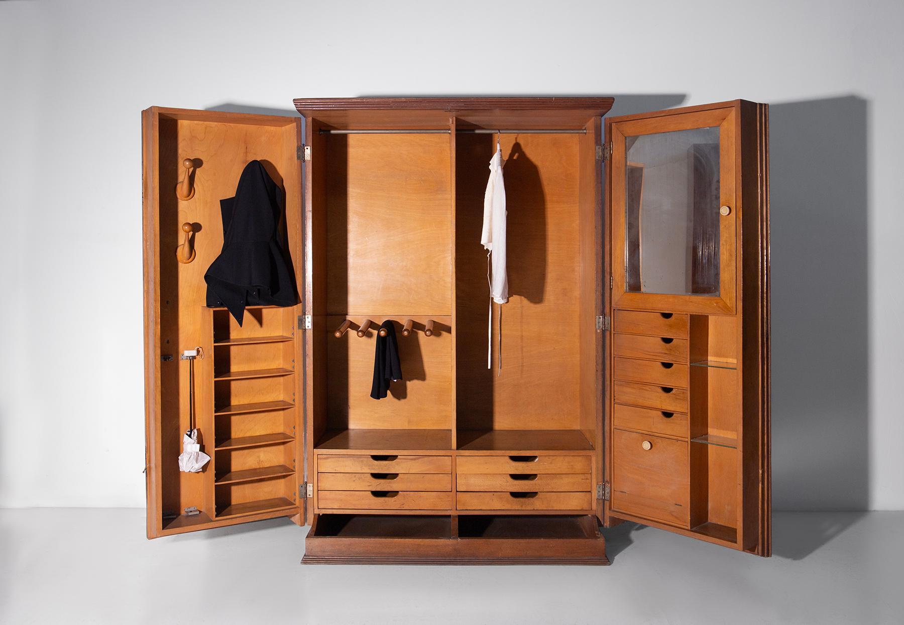 Italian gentleman's wardrobe, Vintage elegance and cabinet making craftsmanship en venta 1