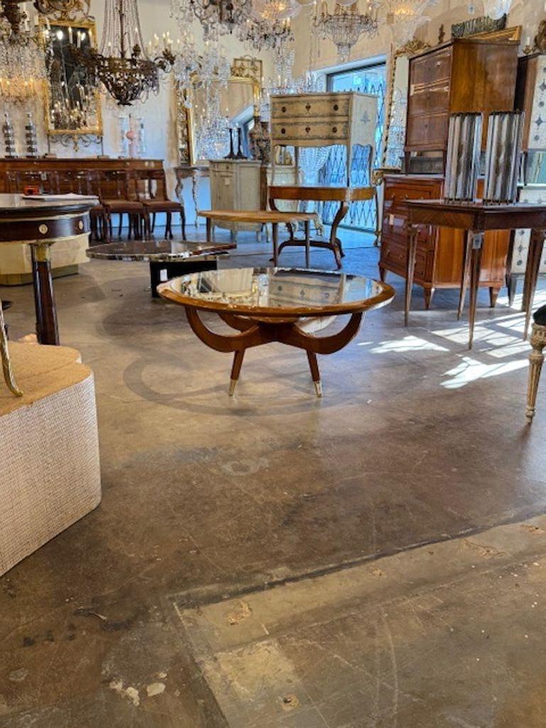 La table basse italienne Geo Ponti Style est un meuble élégant. Cette table présente un design épuré et minimaliste, typique du style moderne du milieu du siècle pour lequel Ponti était connu. Avec ses formes géométriques et ses lignes épurées,
