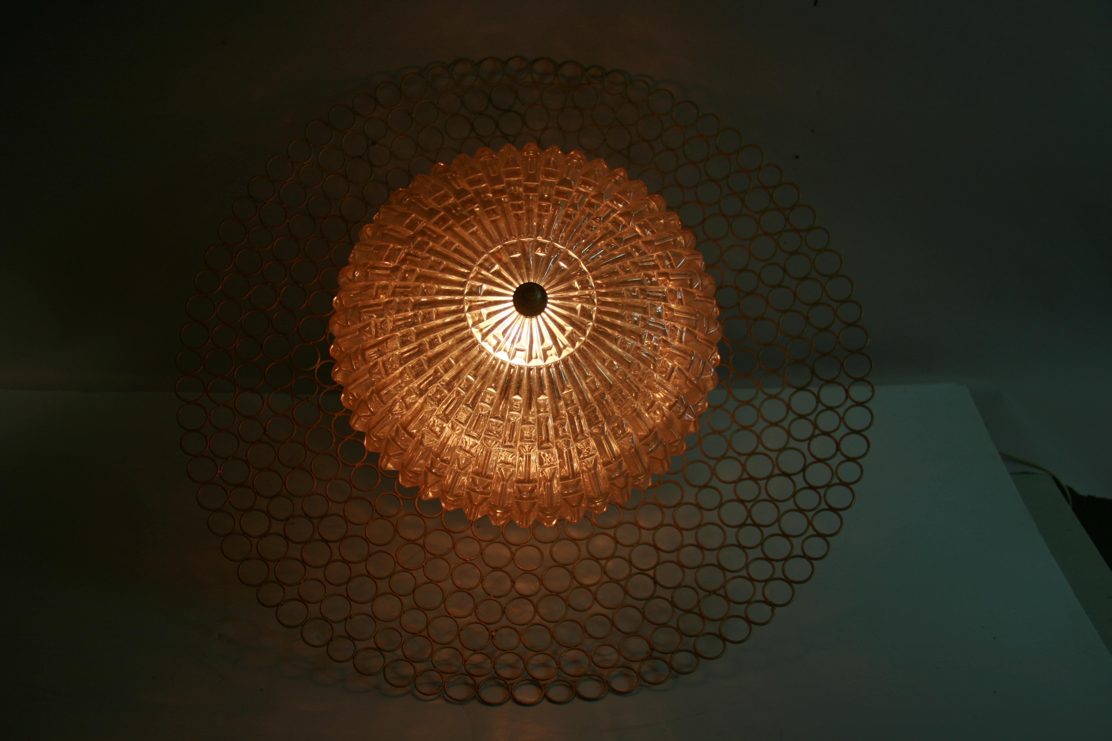 Colgante geométrico italiano de cristal ámbar y metal con anillo circular Años 70 en venta 3