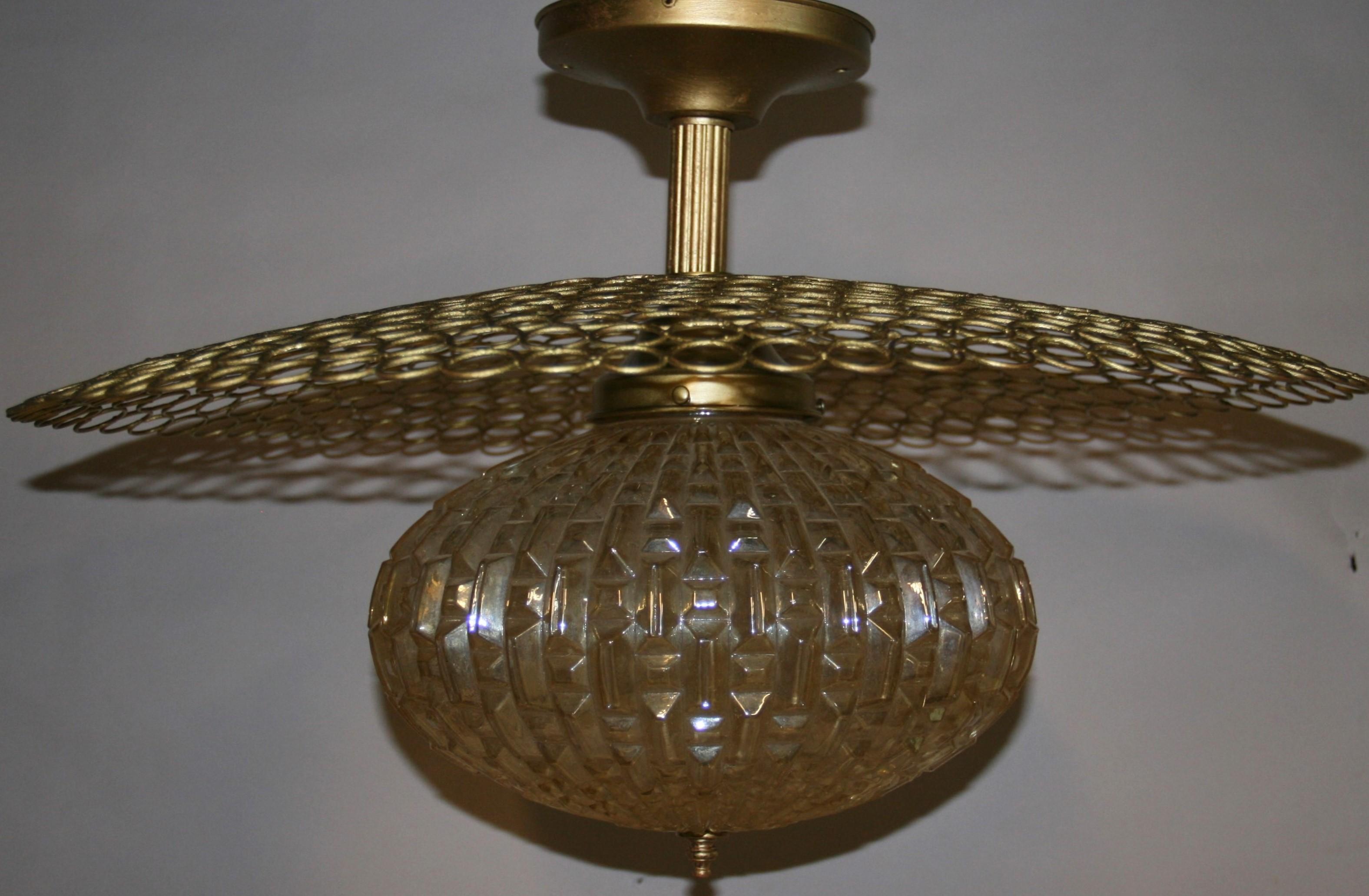 Colgante geométrico italiano de cristal ámbar y metal con anillo circular Años 70 Vidrio artístico en venta