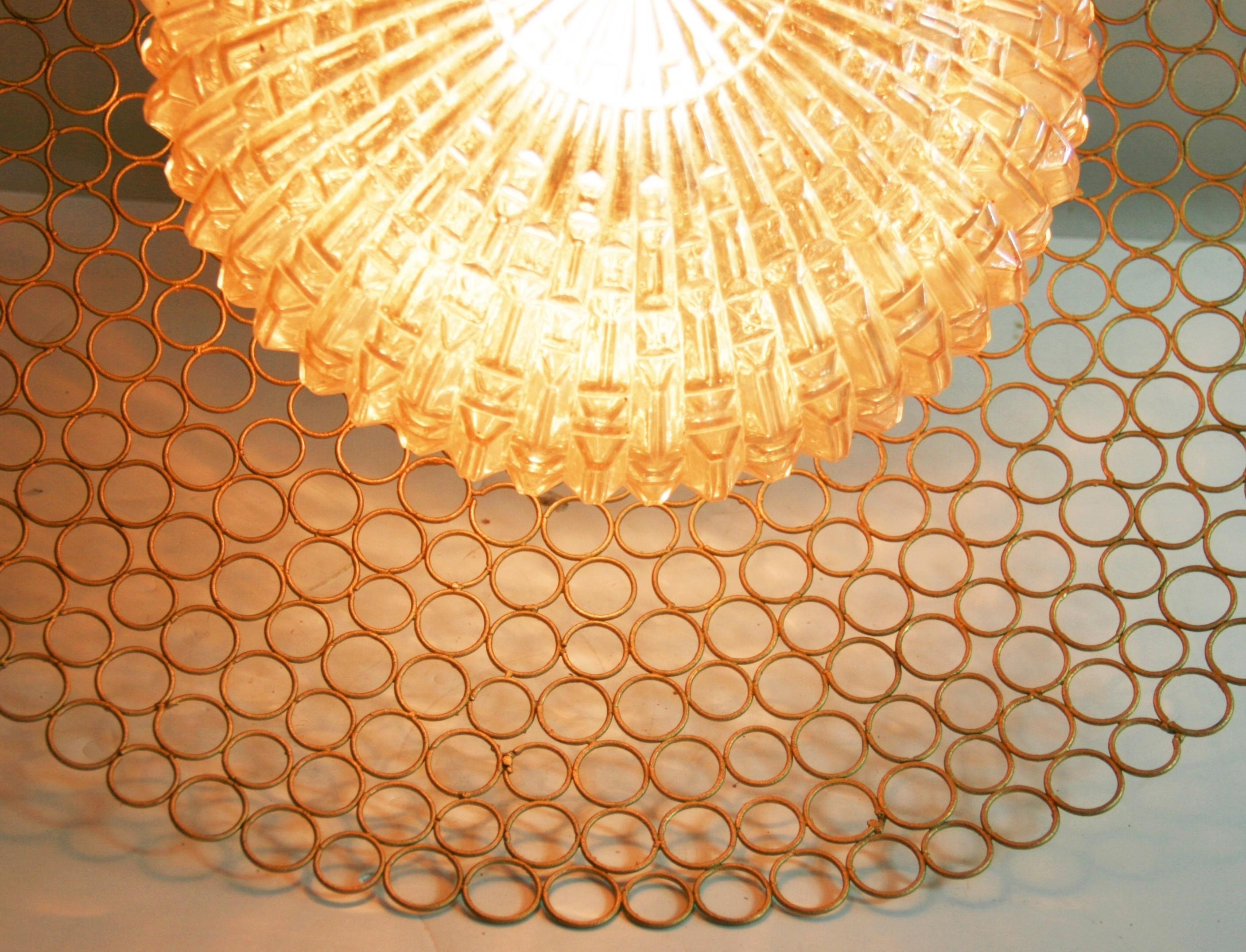 Colgante geométrico italiano de cristal ámbar y metal con anillo circular Años 70 en venta 5