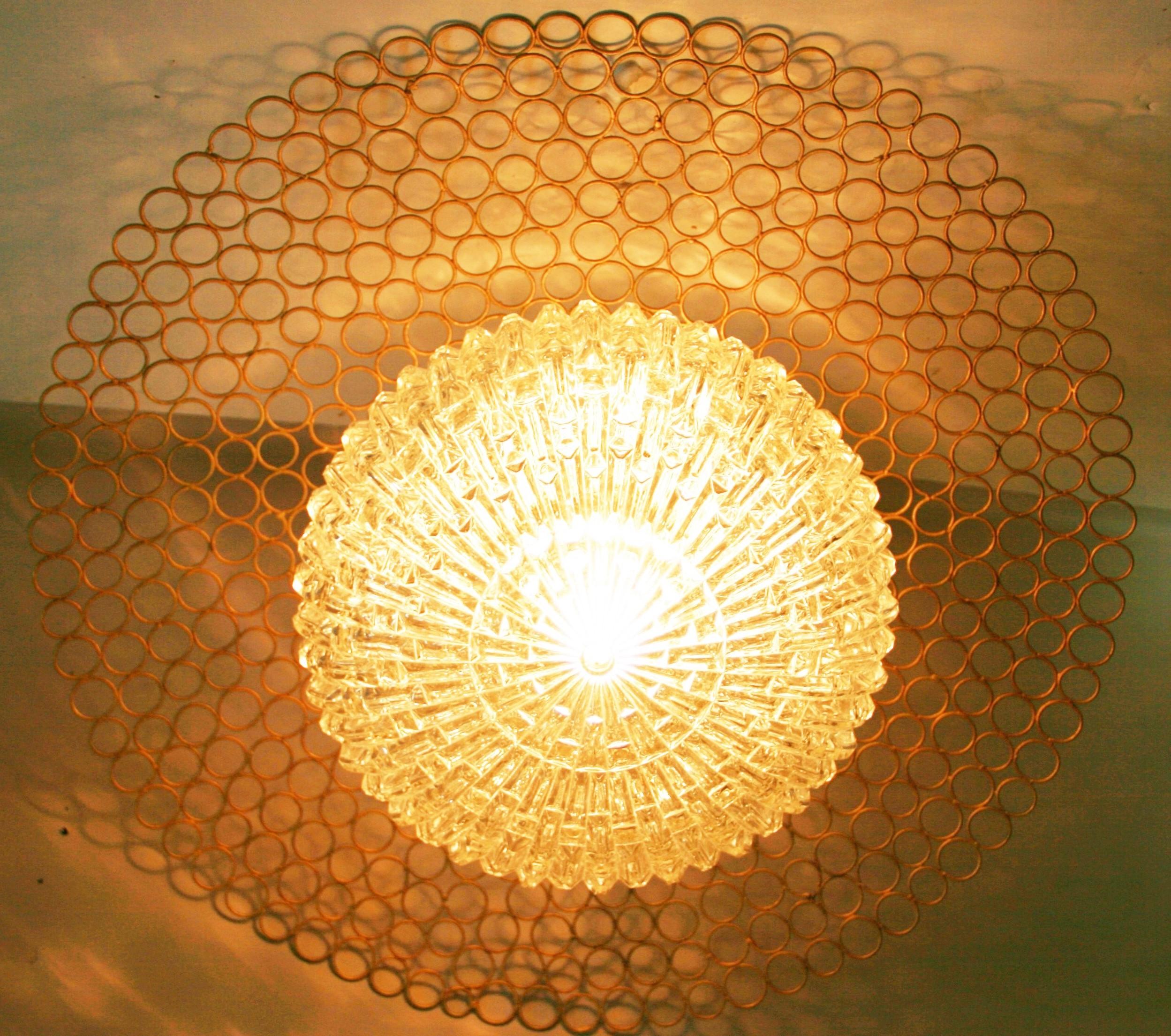 Colgante geométrico italiano de cristal ámbar y metal con anillo circular Años 70 en venta 6