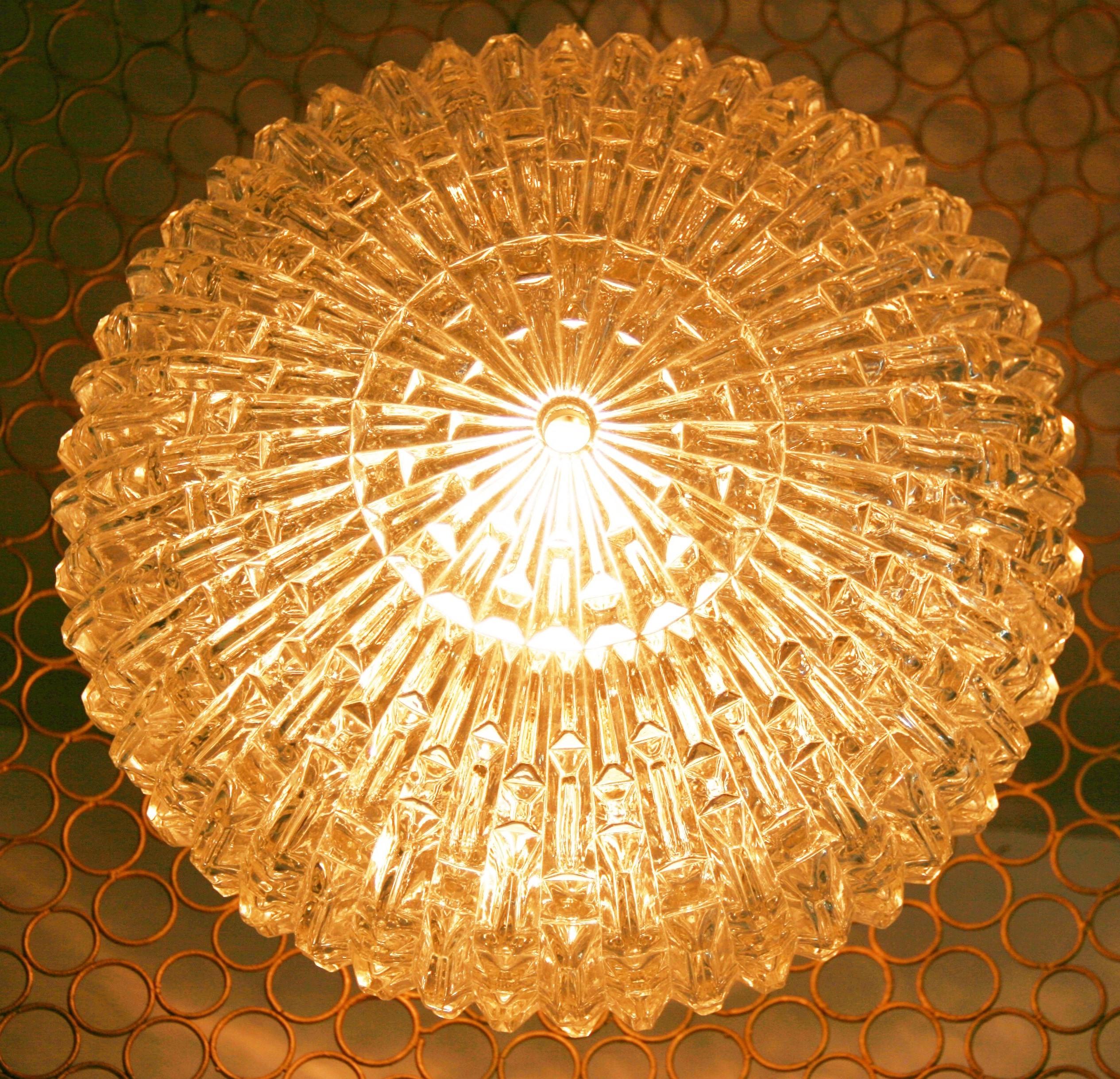 Colgante geométrico italiano de cristal ámbar y metal con anillo circular Años 70 en venta 7