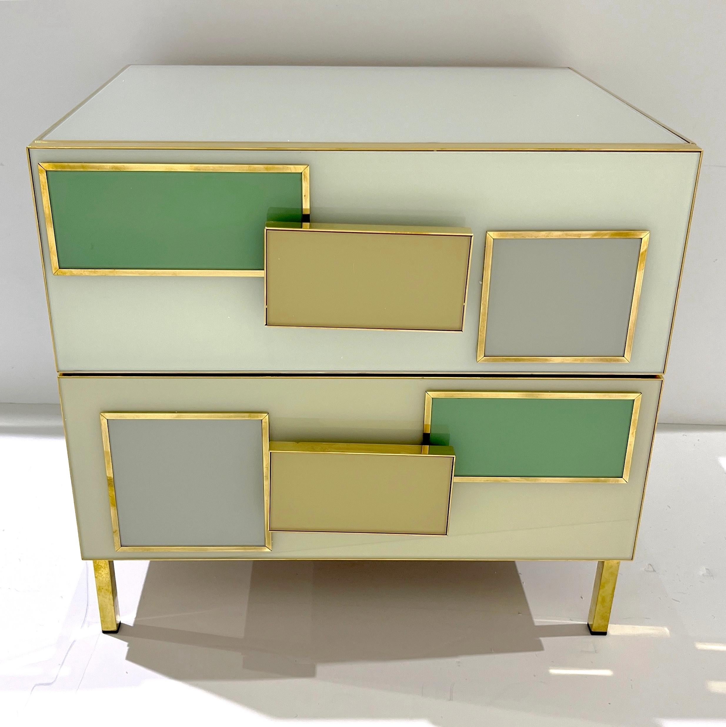 Porta i tuoi colori d'accento in qualsiasi spazio con la nostra collezione moderna personalizzabile, interamente realizzata a mano in Italia, con l'obiettivo di ancorare l'individualità attraverso l'arte in un pezzo funzionale, innescando ambienti