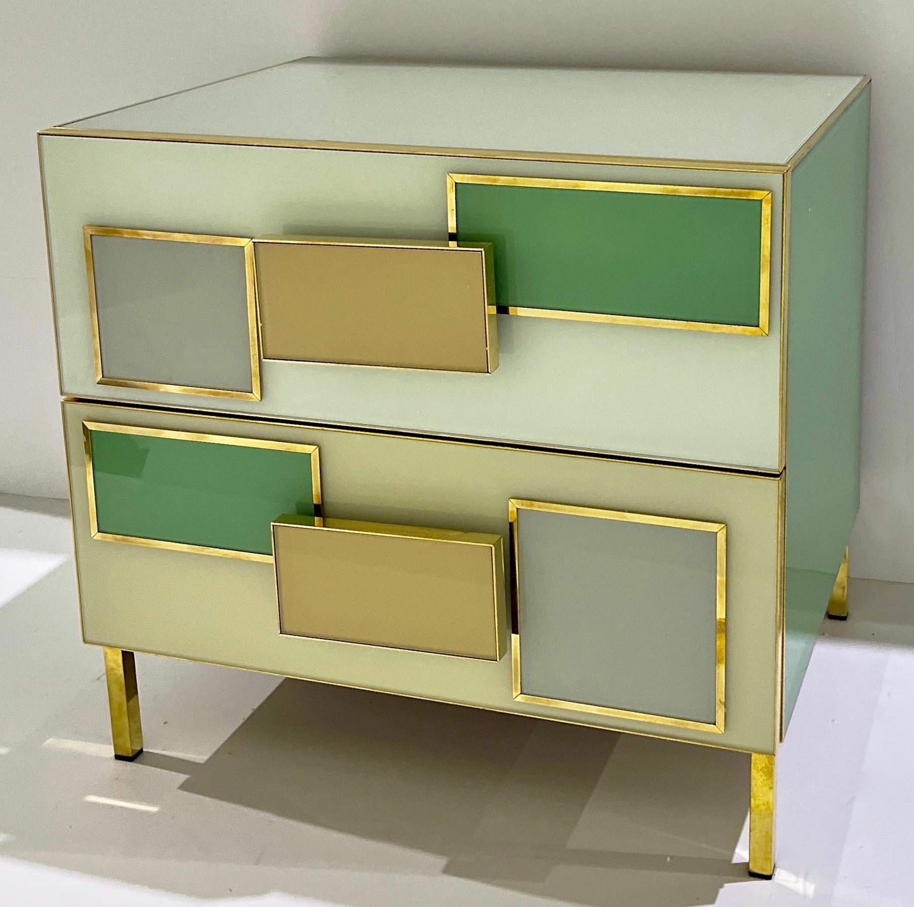 Italienisches geometrisches Paar Postmoderne Gelb Grün Creme Grau Glas & Messing Truhen im Zustand „Neu“ im Angebot in New York, NY