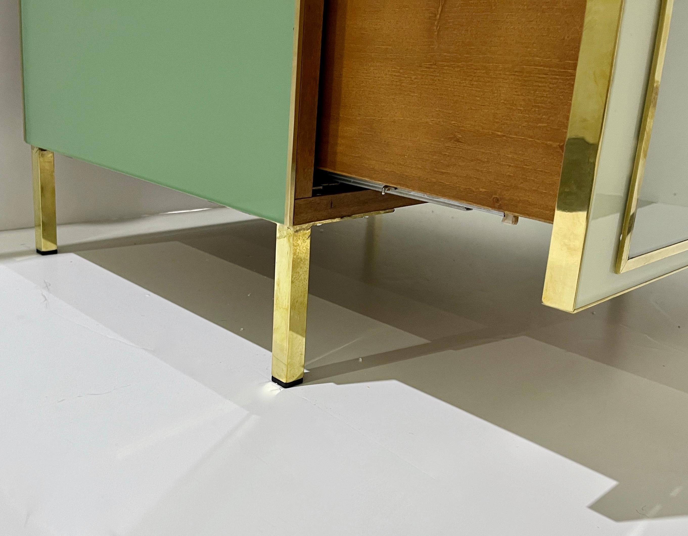 Coppia geometrica italiana Postmoderno Giallo Verde Crema Grigio Vetro & Ottone Cassapanca In condizioni Nuovo in vendita a New York, NY