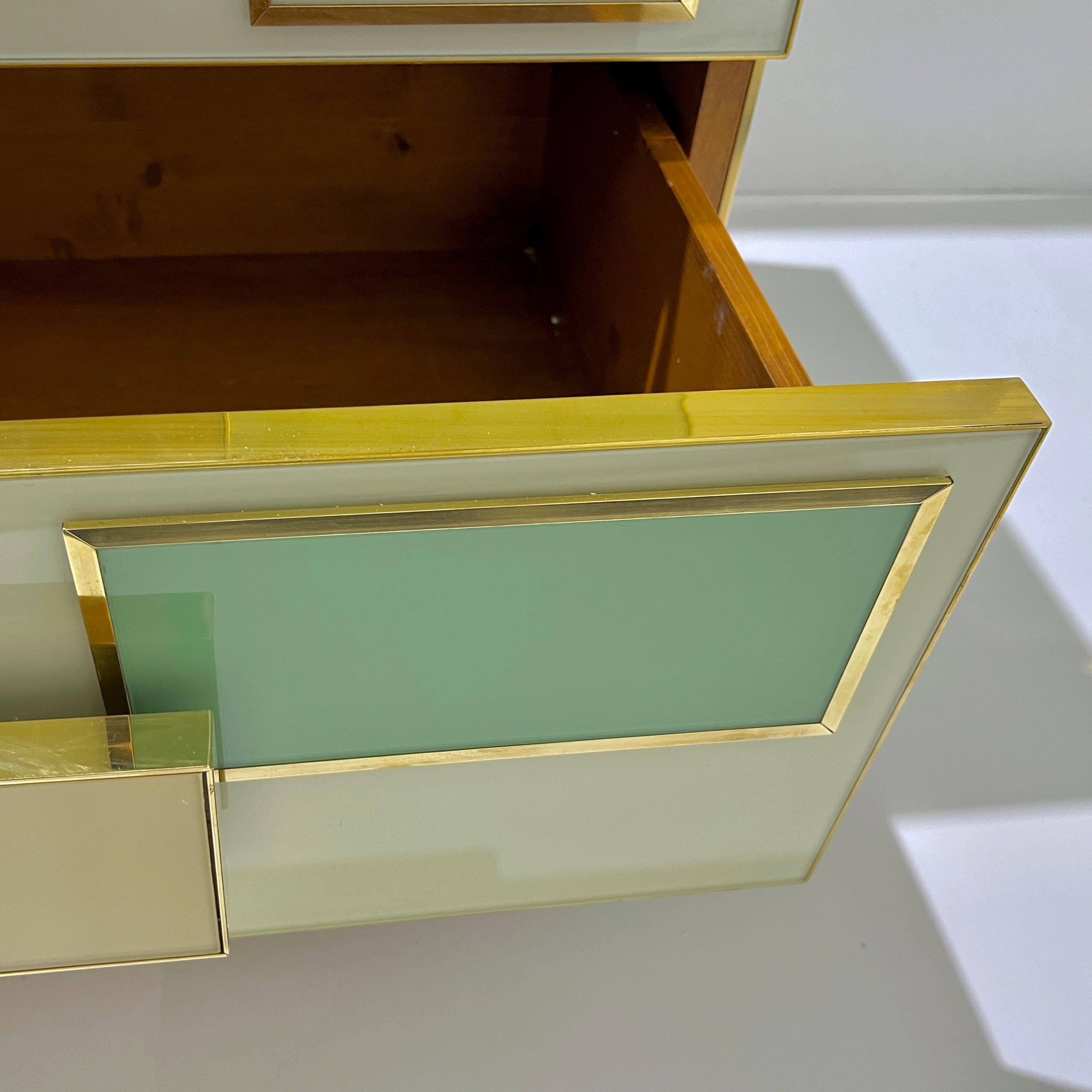 XXI secolo e contemporaneo Coppia geometrica italiana Postmoderno Giallo Verde Crema Grigio Vetro & Ottone Cassapanca in vendita