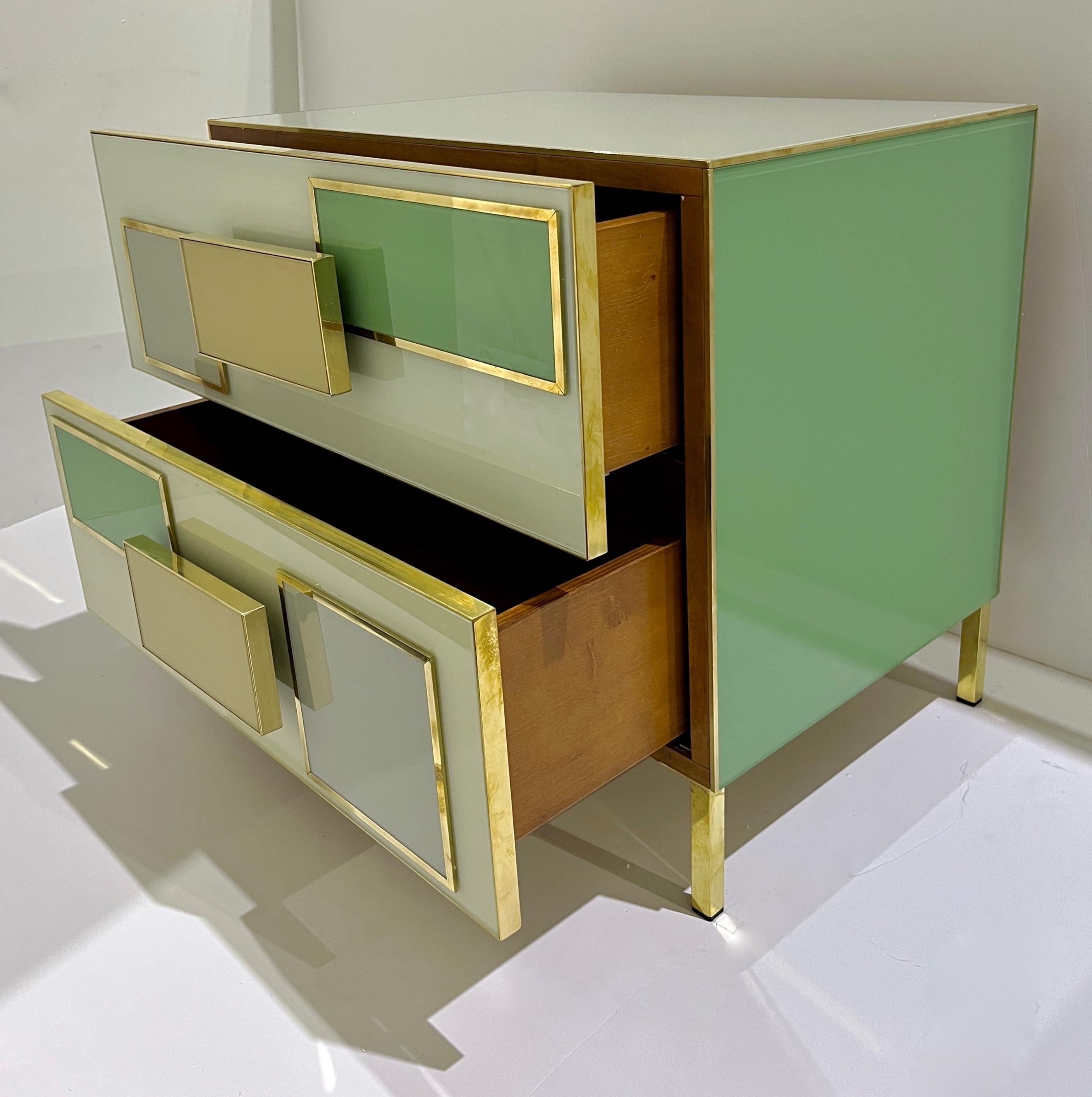 Coppia geometrica italiana Postmoderno Giallo Verde Crema Grigio Vetro & Ottone Cassapanca in vendita 1