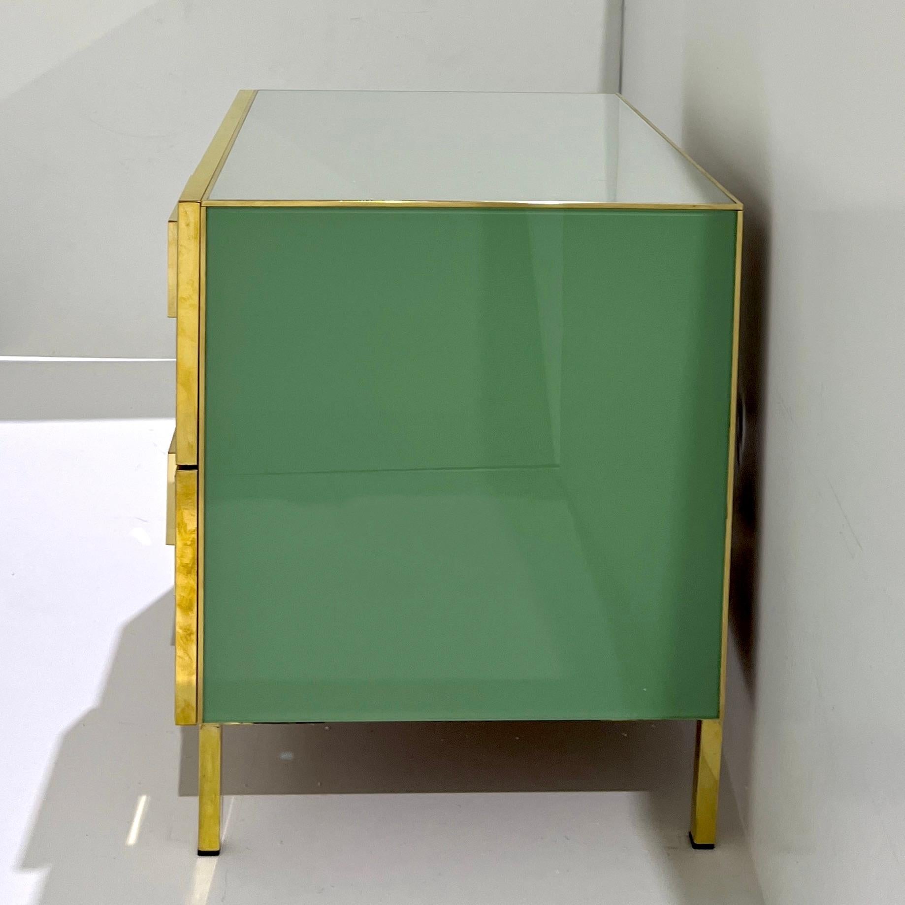 Italienisches geometrisches Paar Postmoderne Gelb Grün Creme Grau Glas & Messing Truhen im Angebot 2
