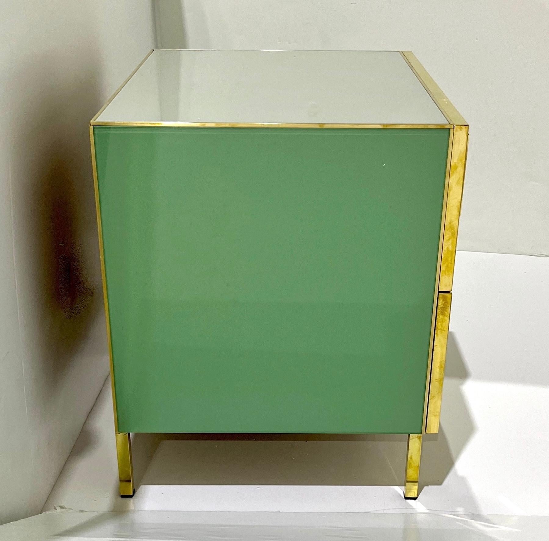Italienisches geometrisches Paar Postmoderne Gelb Grün Creme Grau Glas & Messing Truhen im Angebot 3