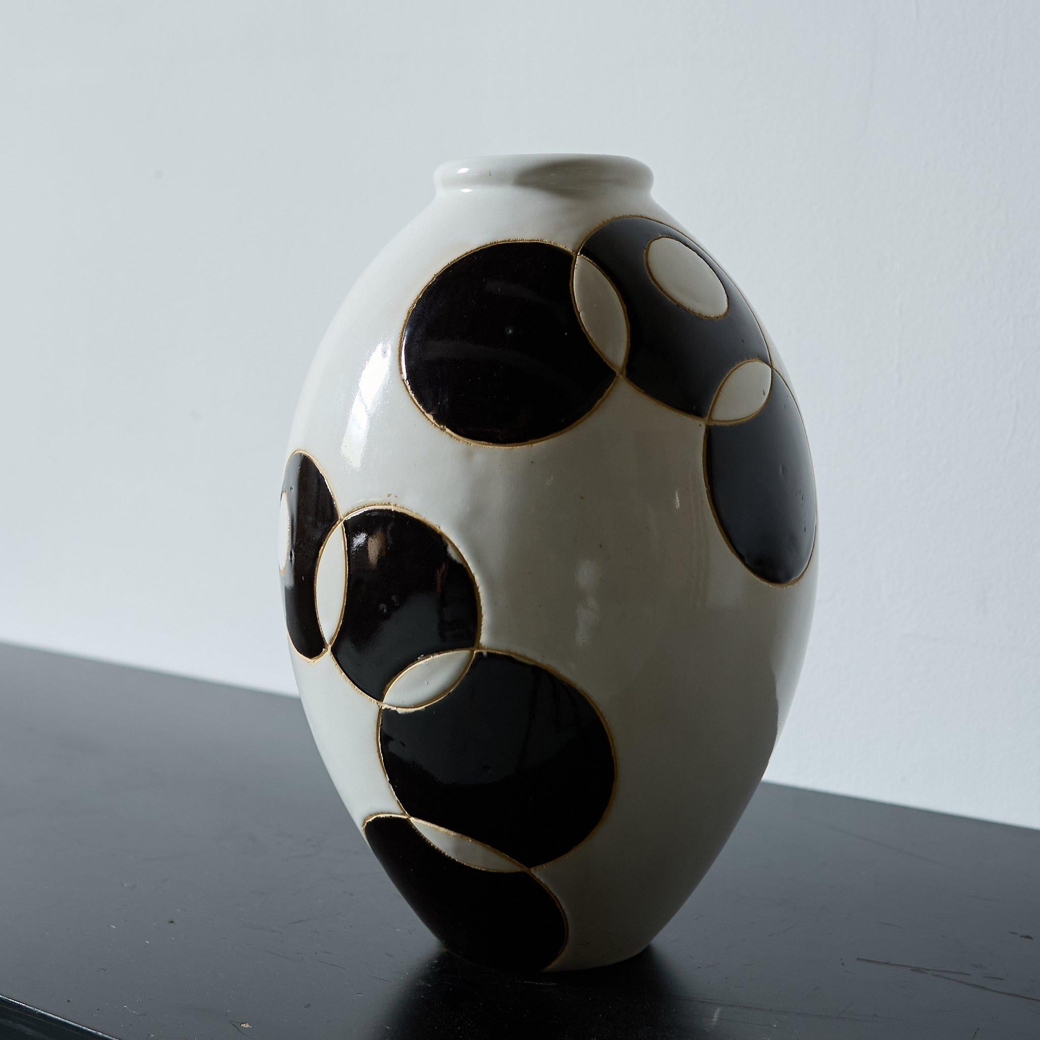 Vaso smaltato super decorativo, con un intricato motivo superficiale monocromatico.  Italia anni '50

H. H. 30cm x D. 20cm