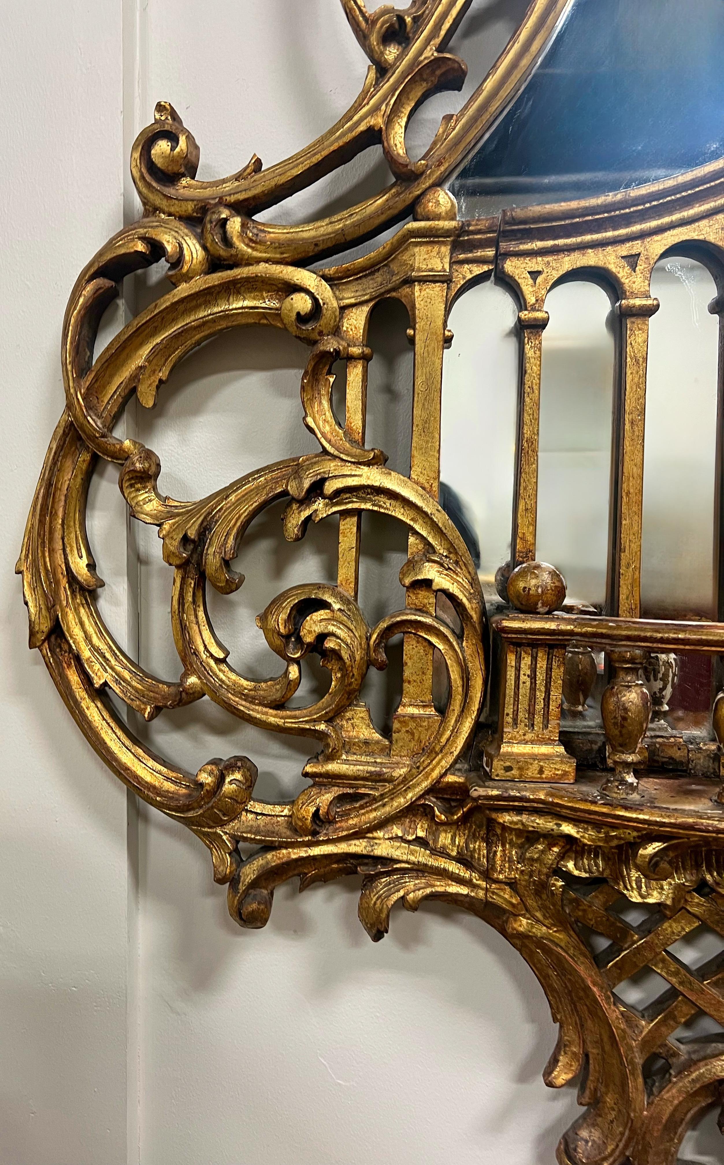 Il s'agit d'un ensemble monumental de miroirs italiens en bois doré sculpté de style chinois Chippendale et de style géorgien. Chaque miroir est orné d'un oiseau Ho Ho et d'arcs et de colonnes néoclassiques. Ils datent vraisemblablement des années